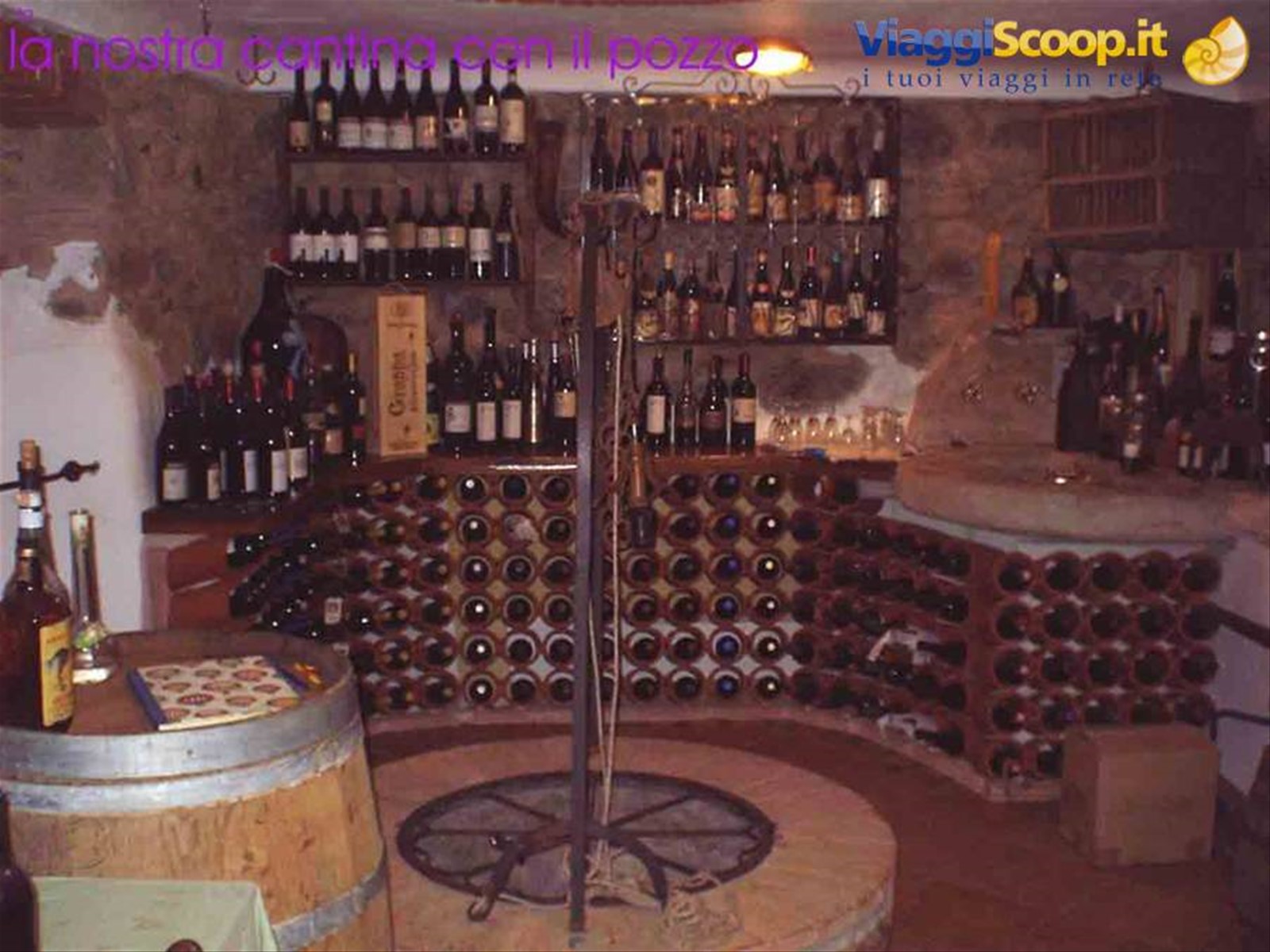 L'enoteca con l'antico pozzo presso la Trattoria Piemontese