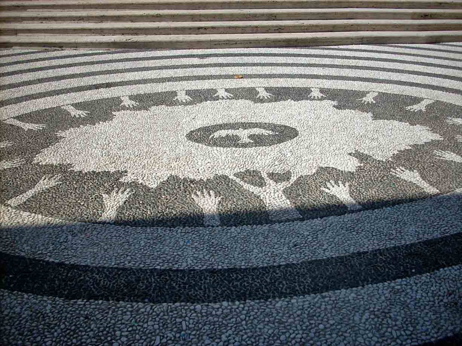 Il sagrato della Chiesa Parrocchiale