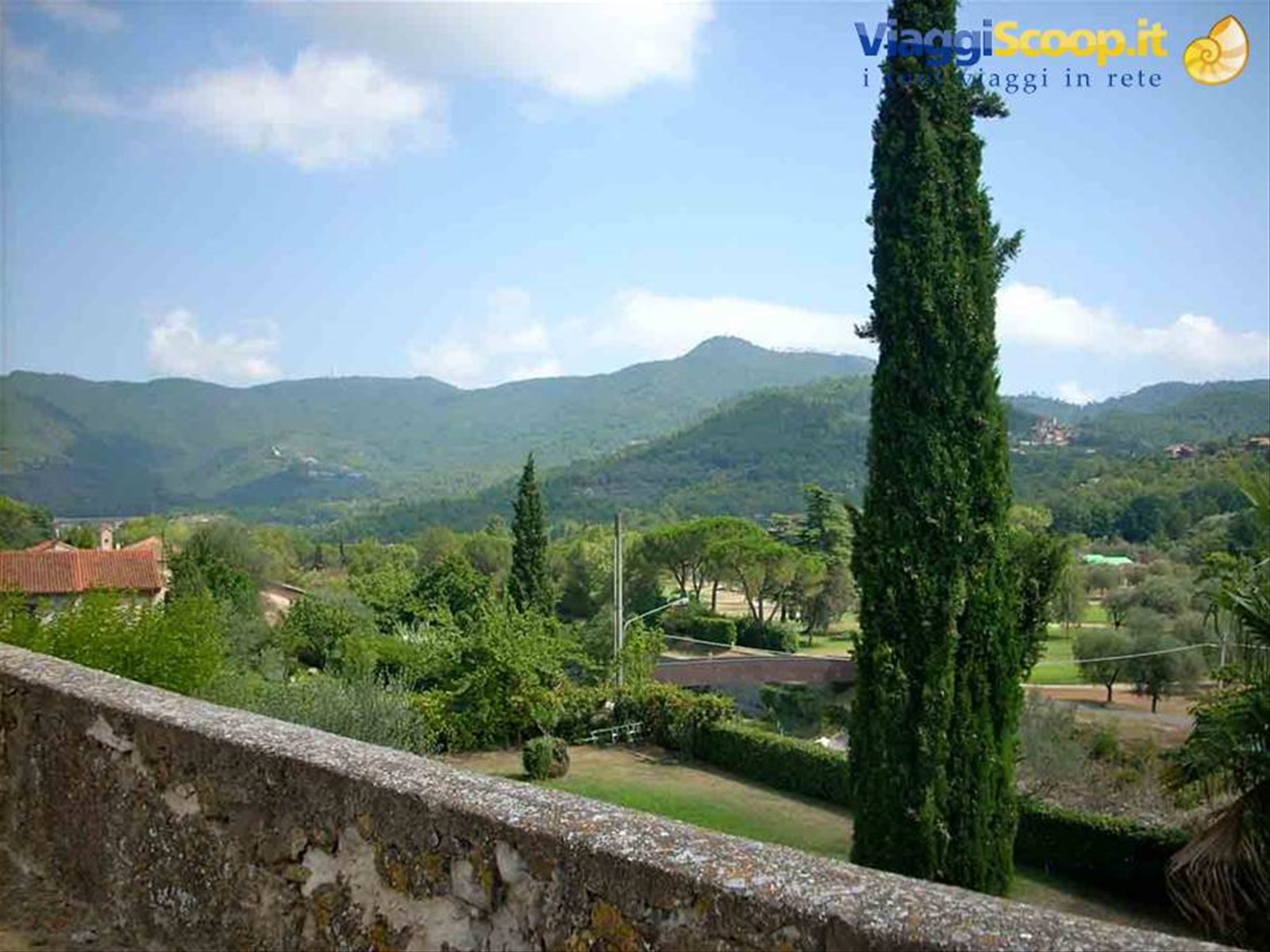 Il panorama sulle montagne dell'entroterra ligure