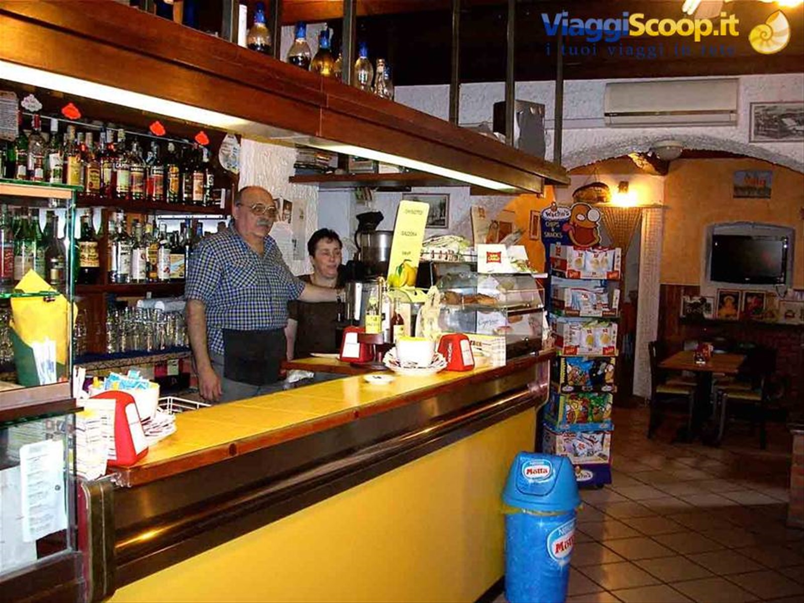 Il bar, con i titolari