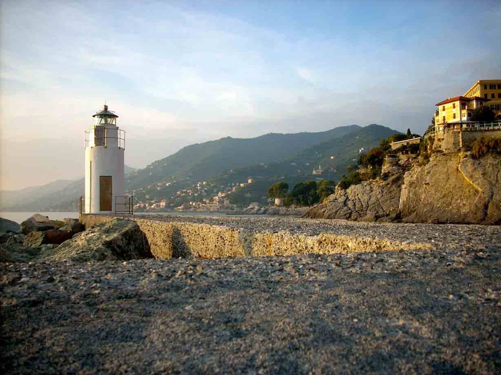 Un faro al tramonto