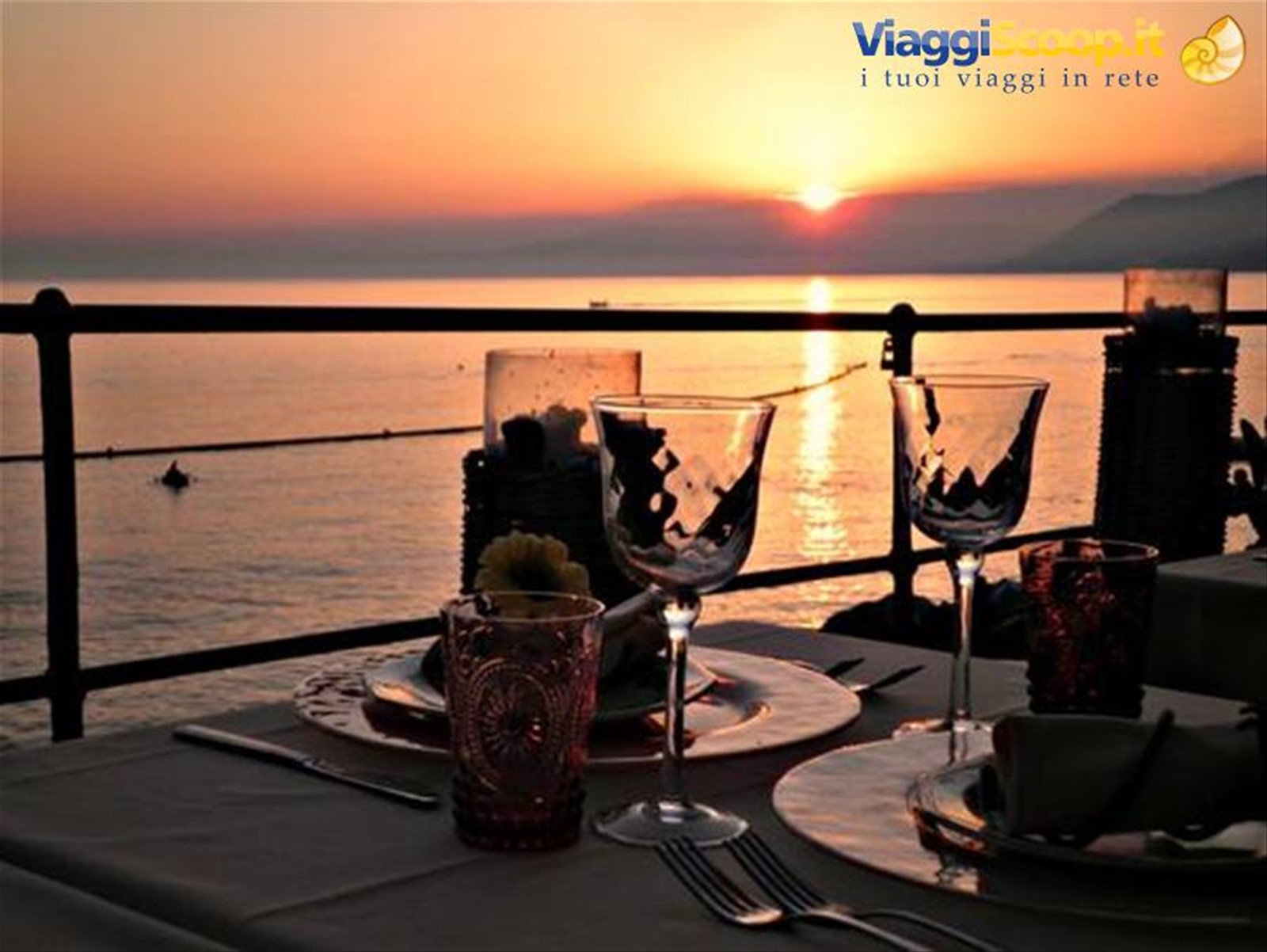 Un tramonto mozzafiato visto dai tavoli dell'Ostaia da 'O Sigù di Camogli