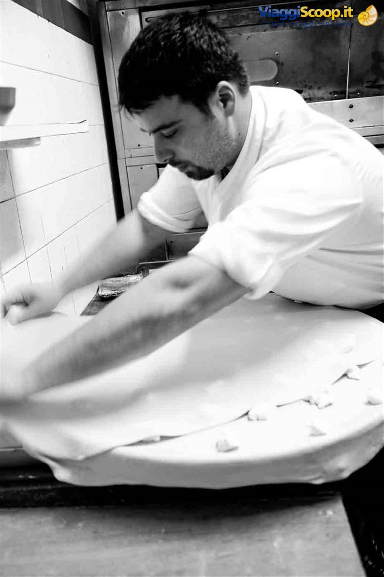 Preparazione della focaccia col formaggio