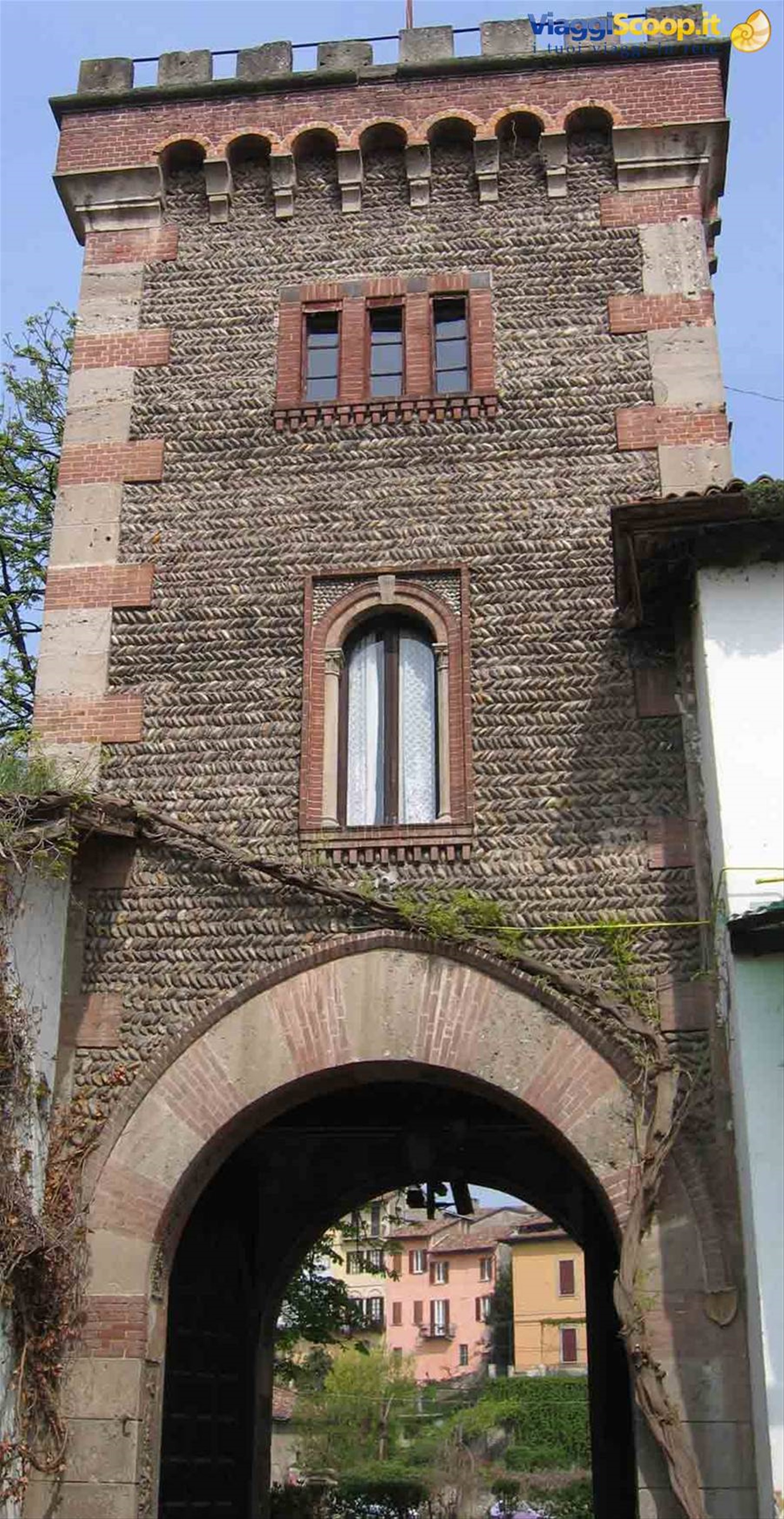La Torre trecentesca presso Villa Maggi Ponti