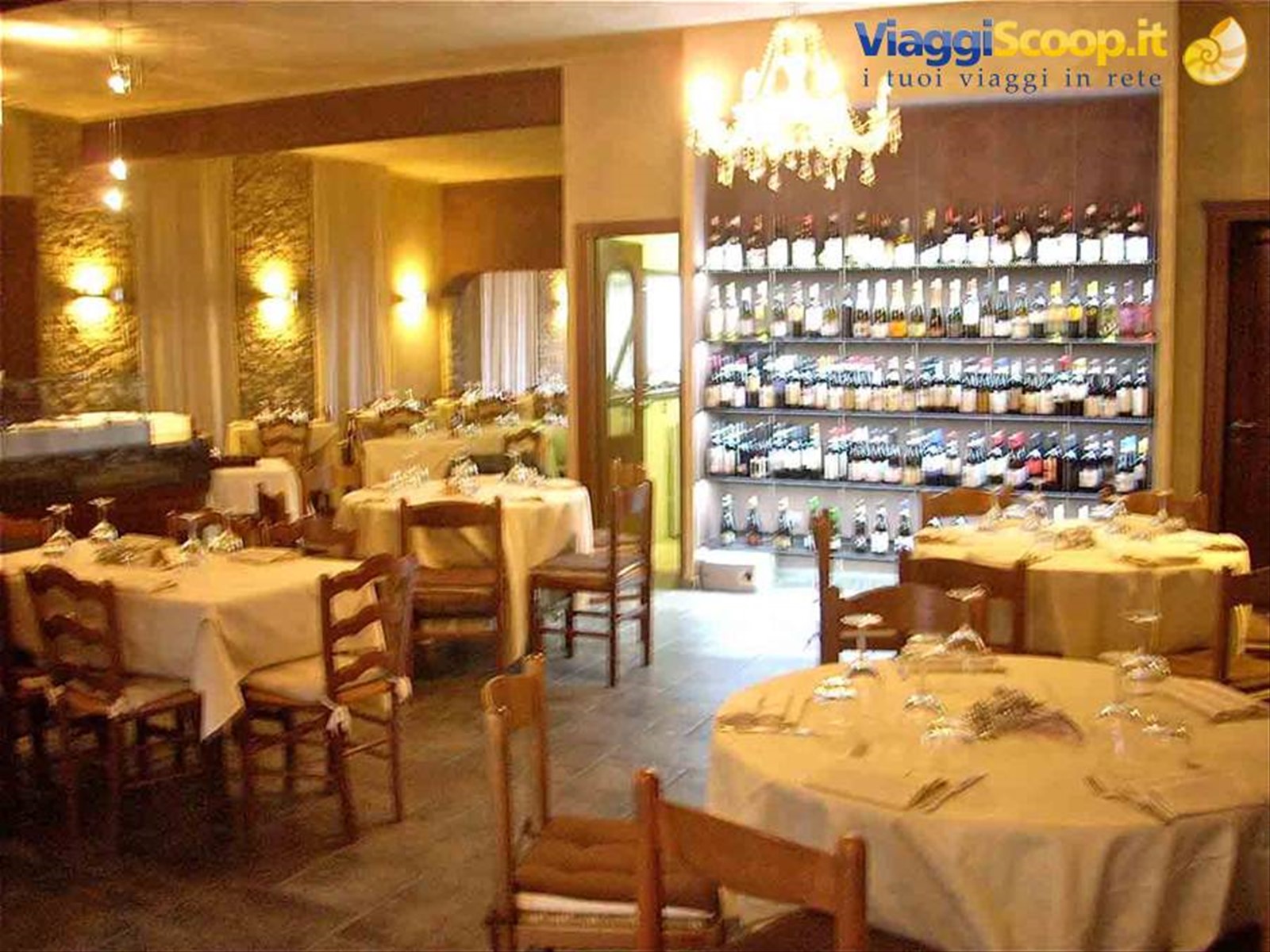 Nella sala dell'Osteria Pizzeria Per Bacco di La Morra