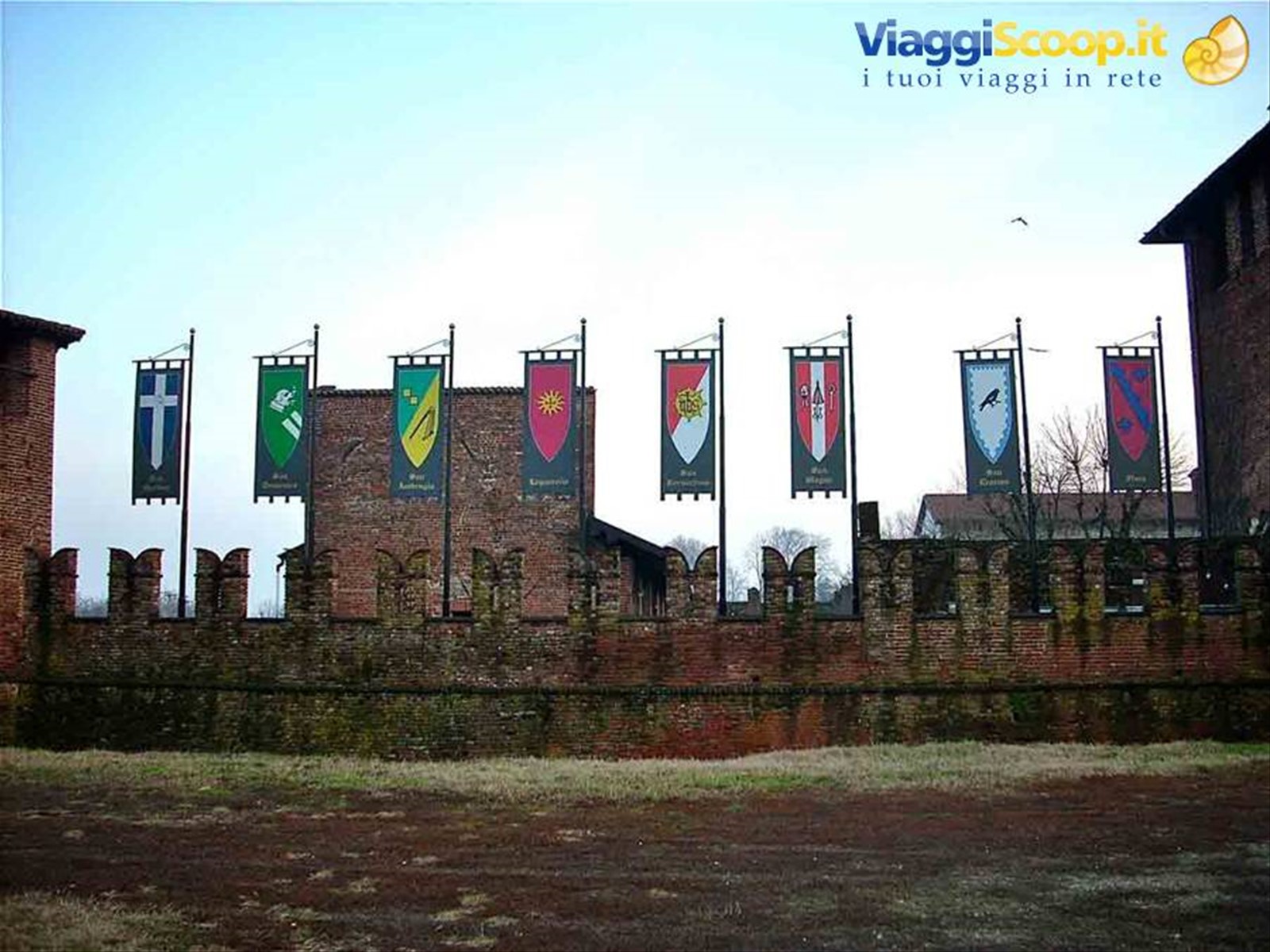 Il Castello con le bandiere del Palio