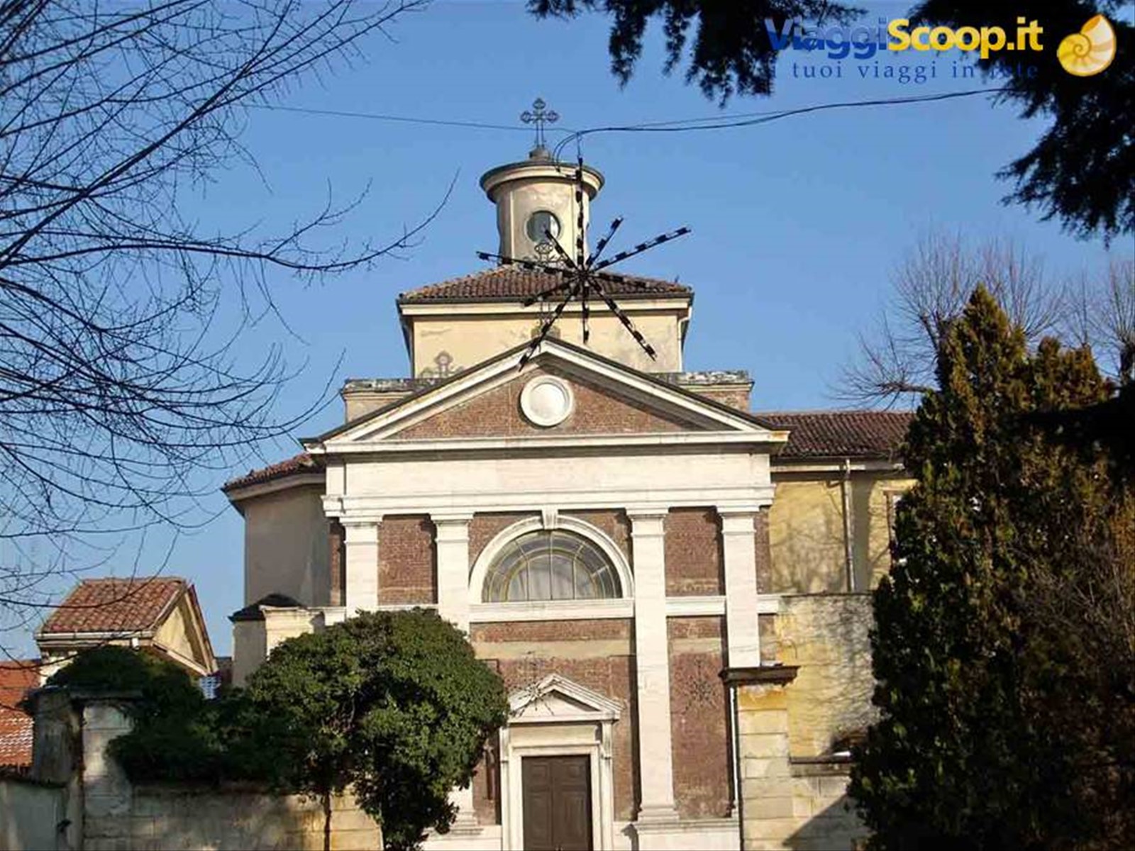 La chiesa all'interno della Villa Greppi- Gonzaga
