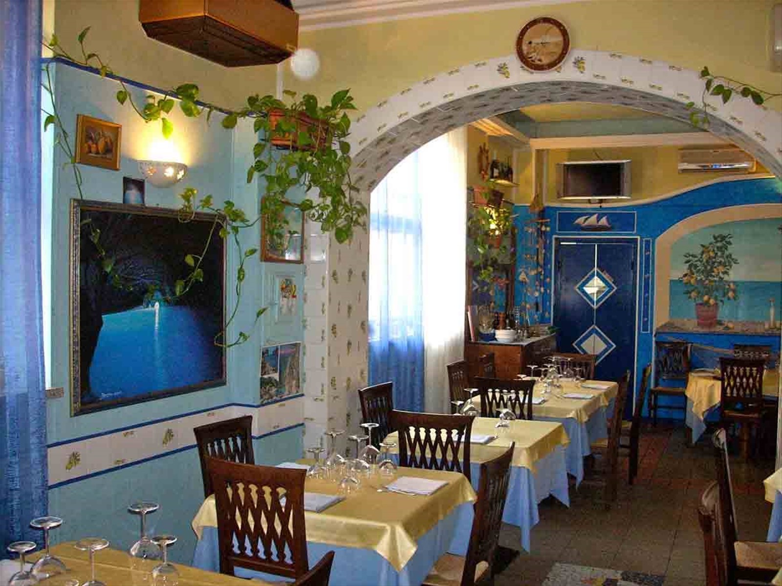 Nella sala del Ristorante Positano da Biagio a Saronno