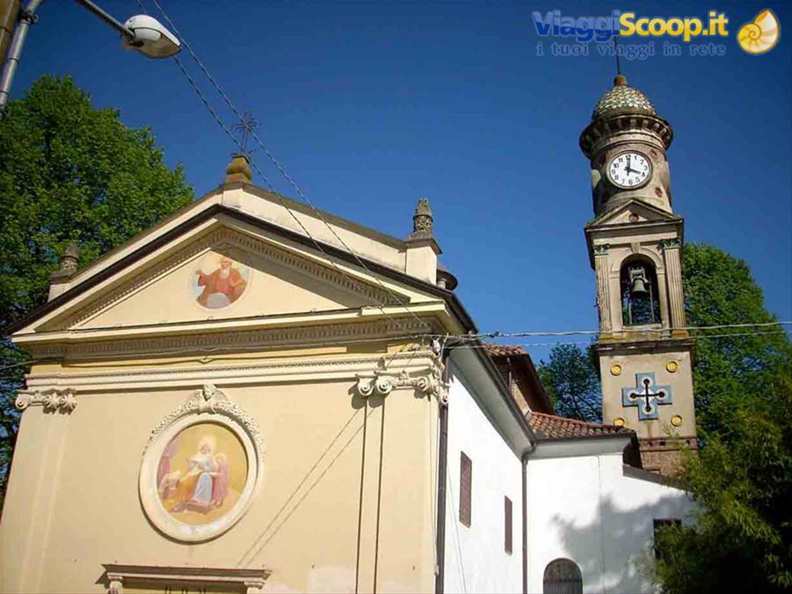 La chiesa nei pressi di Villa Genova