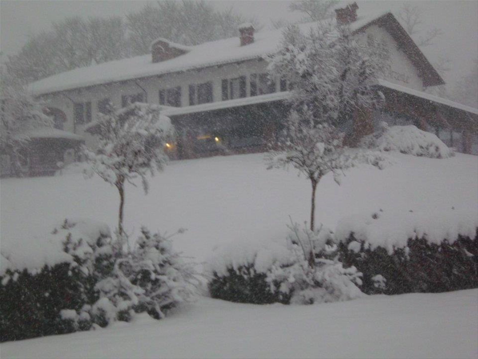 Veduta della Locanda dell'Arzente con la neve