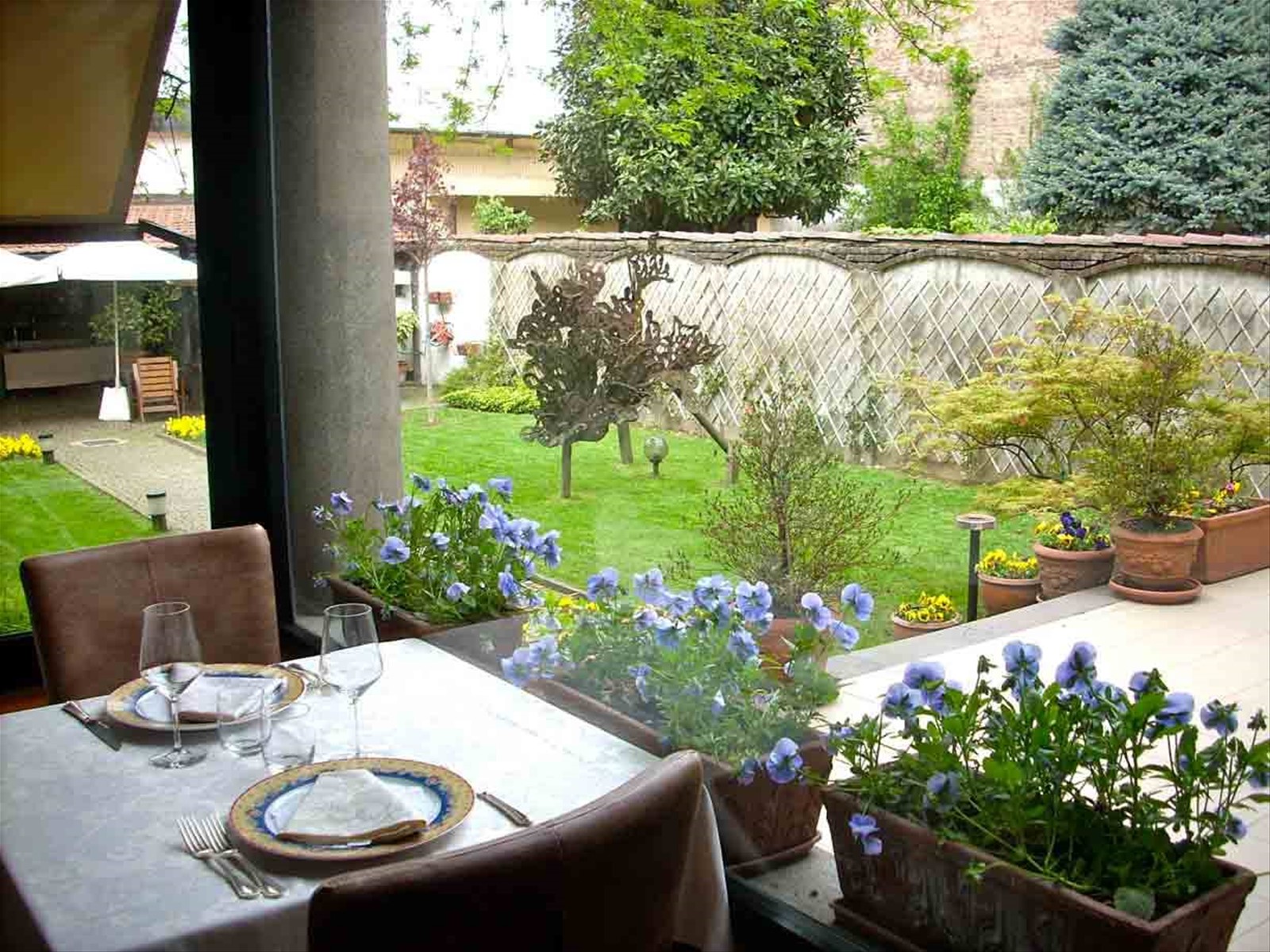 Tavoli vista giardino presso l'Hotel Ristorante Giardinetto