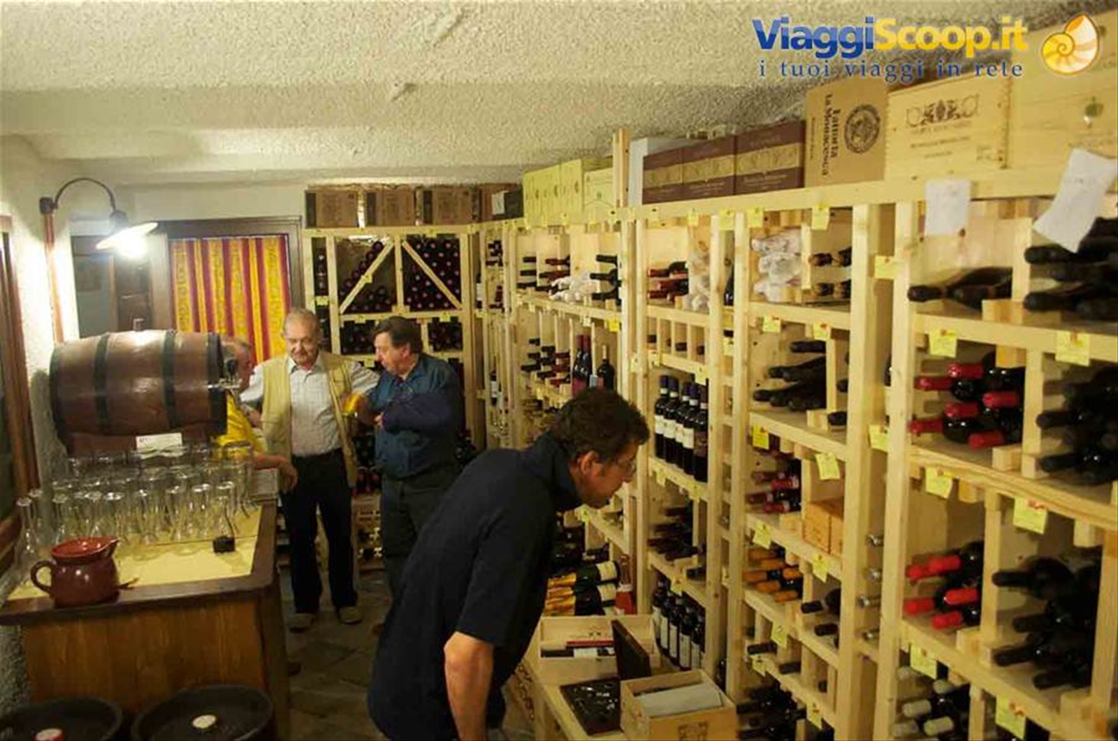 La fornitissima enoteca dell'Antica Trattoria della Posta