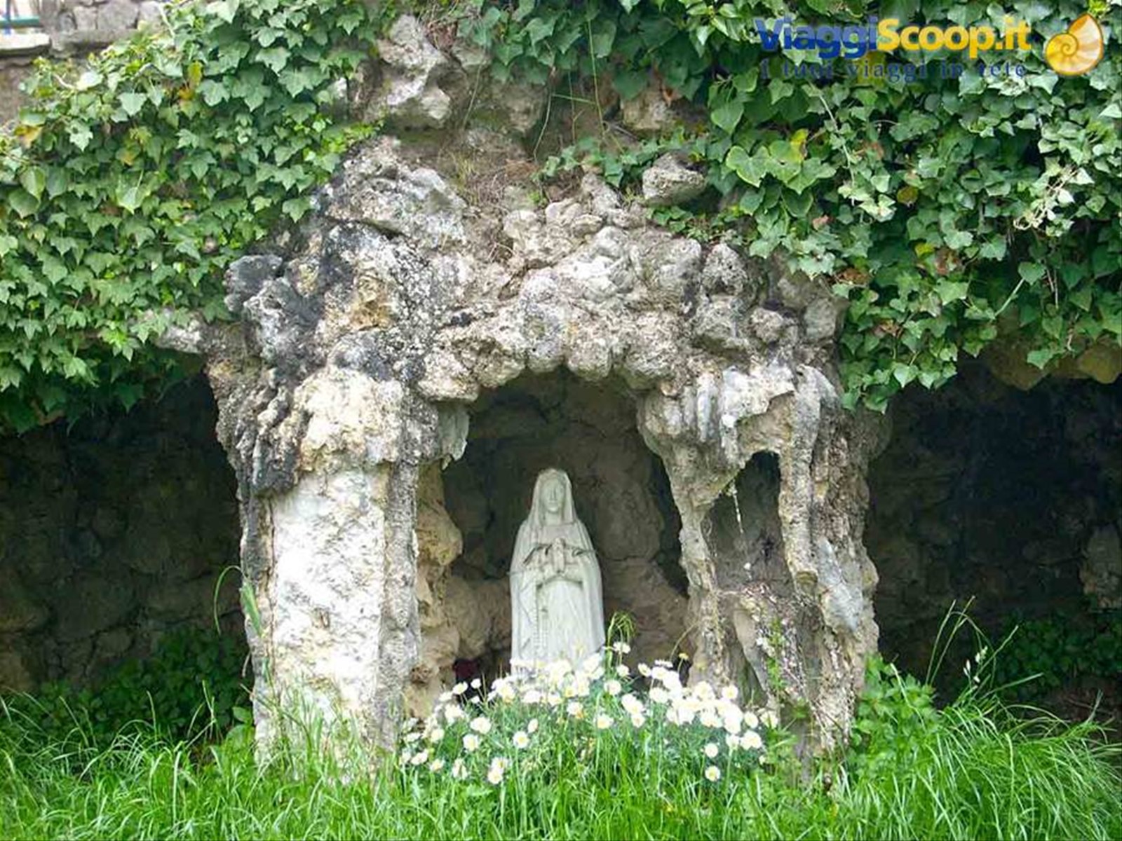 Una Madonna nella piazza della chiesa