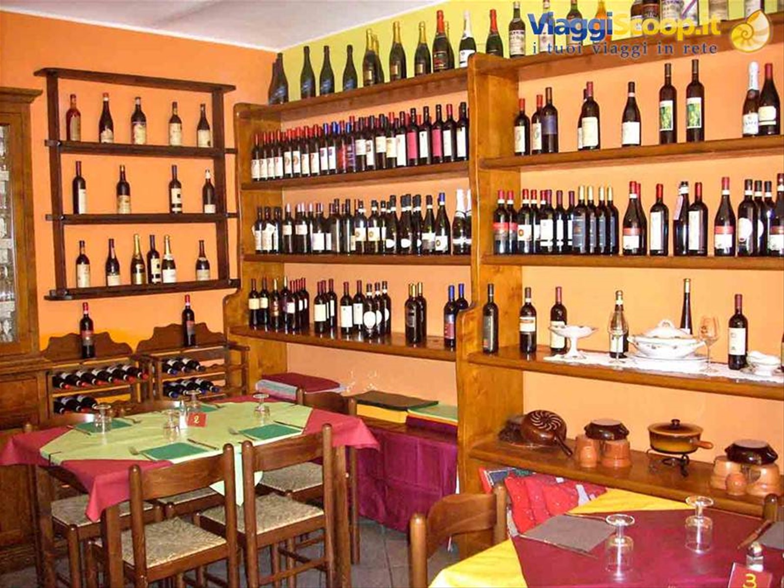 Nella sala del Ristorante Sapori di Langa