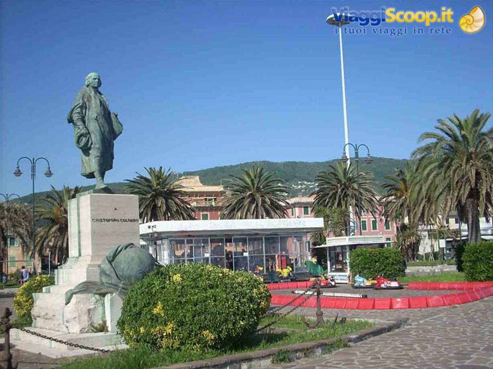La statua di Cristoforo Colombo sul lungomare