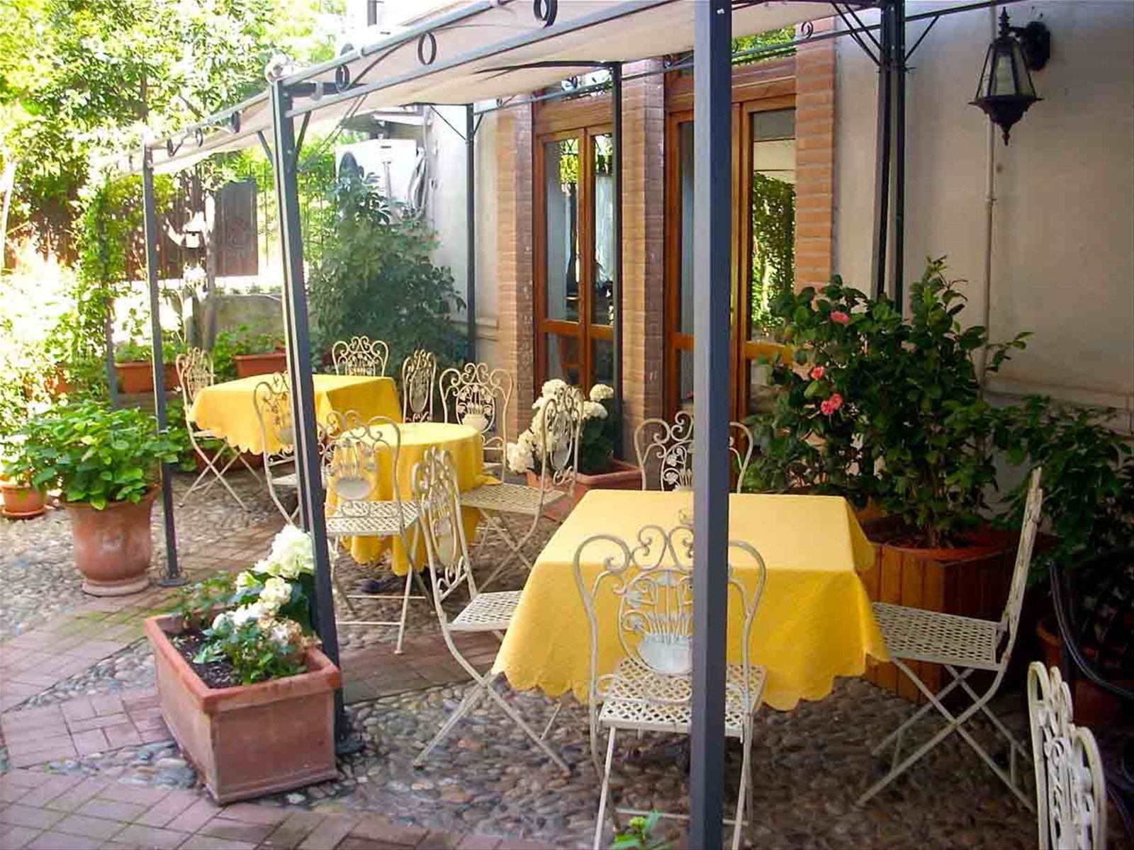 Nel cortile dell'Albergo Ristorante Selvatico