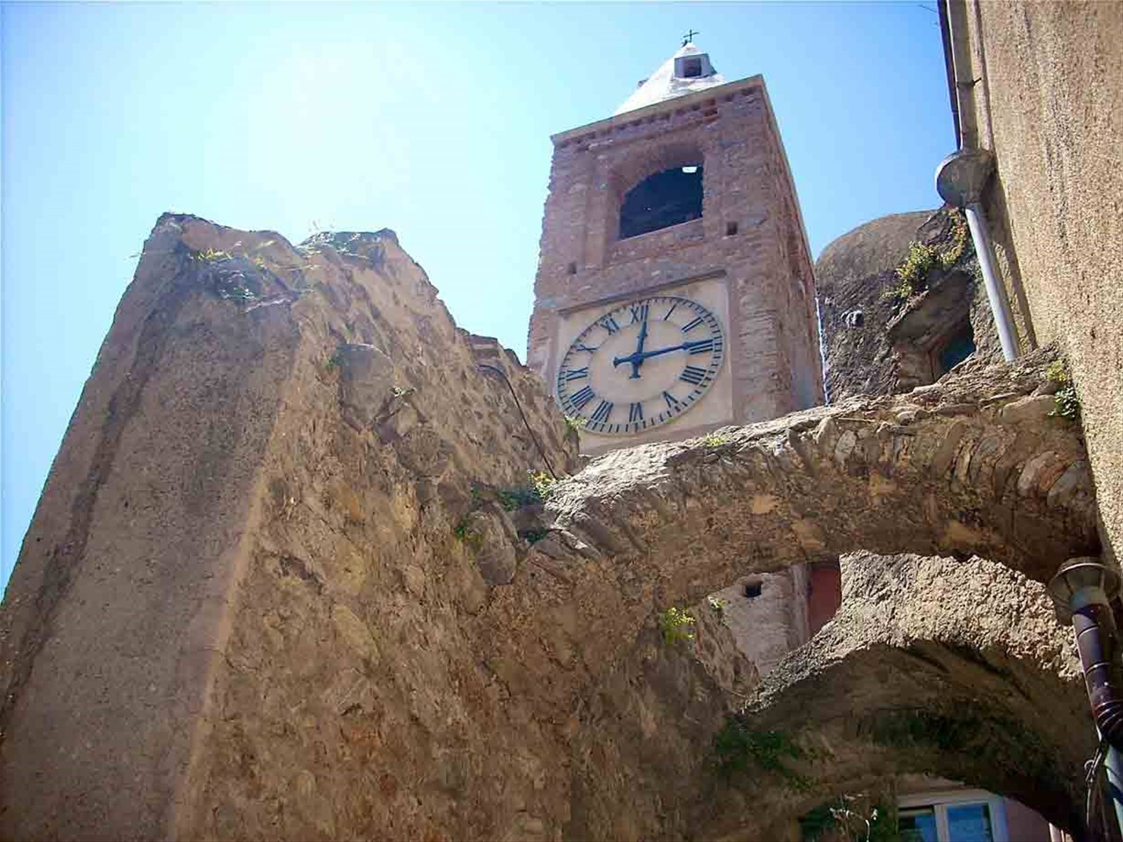 Uno scorcio della piazza con la torre