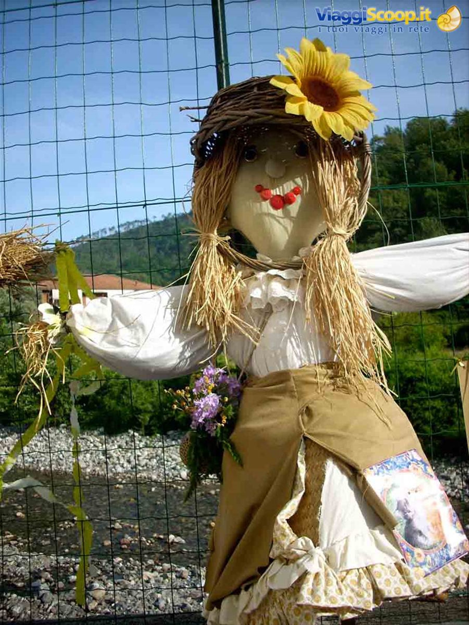 Regina di bellezza tra gli spaventapasseri!!!