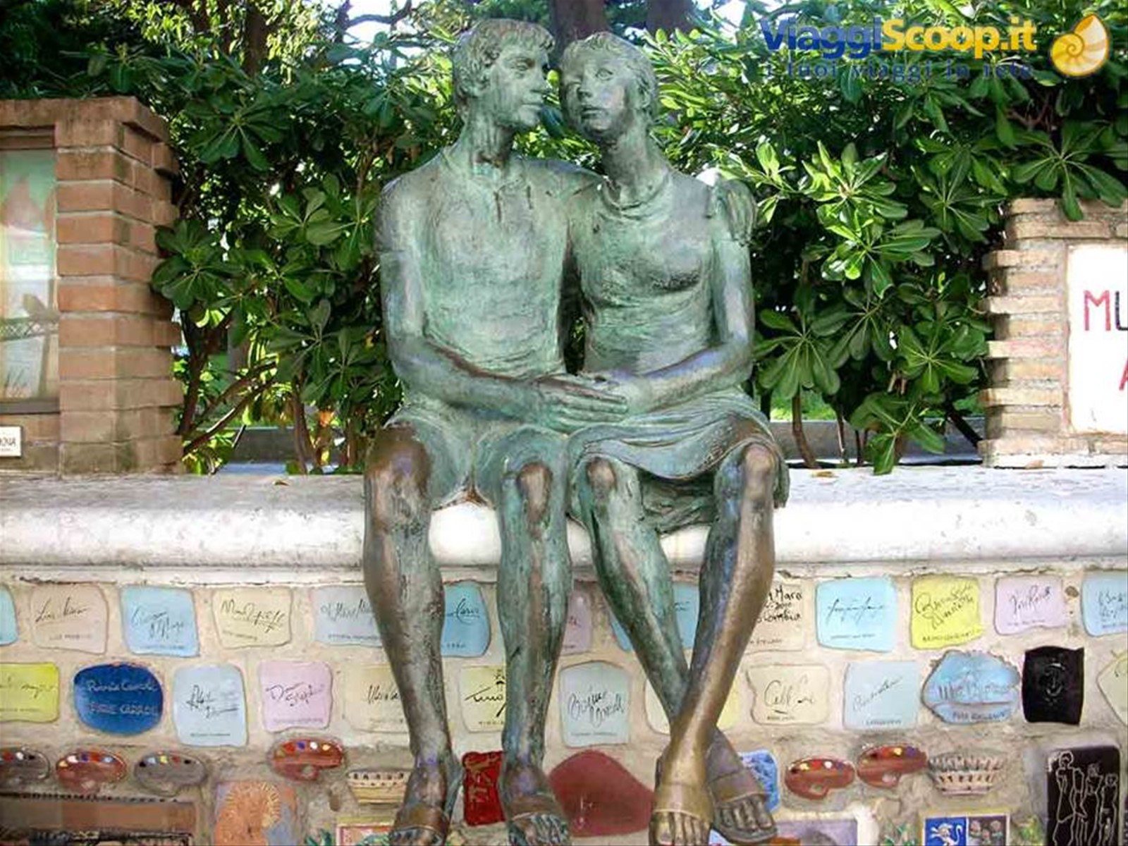 La scultura degli innamorati di Eros Pellini