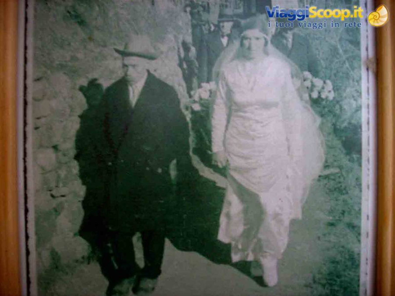 Una foto d'epoca presso la Trattoria Marchi ricorda i suoi fondatori