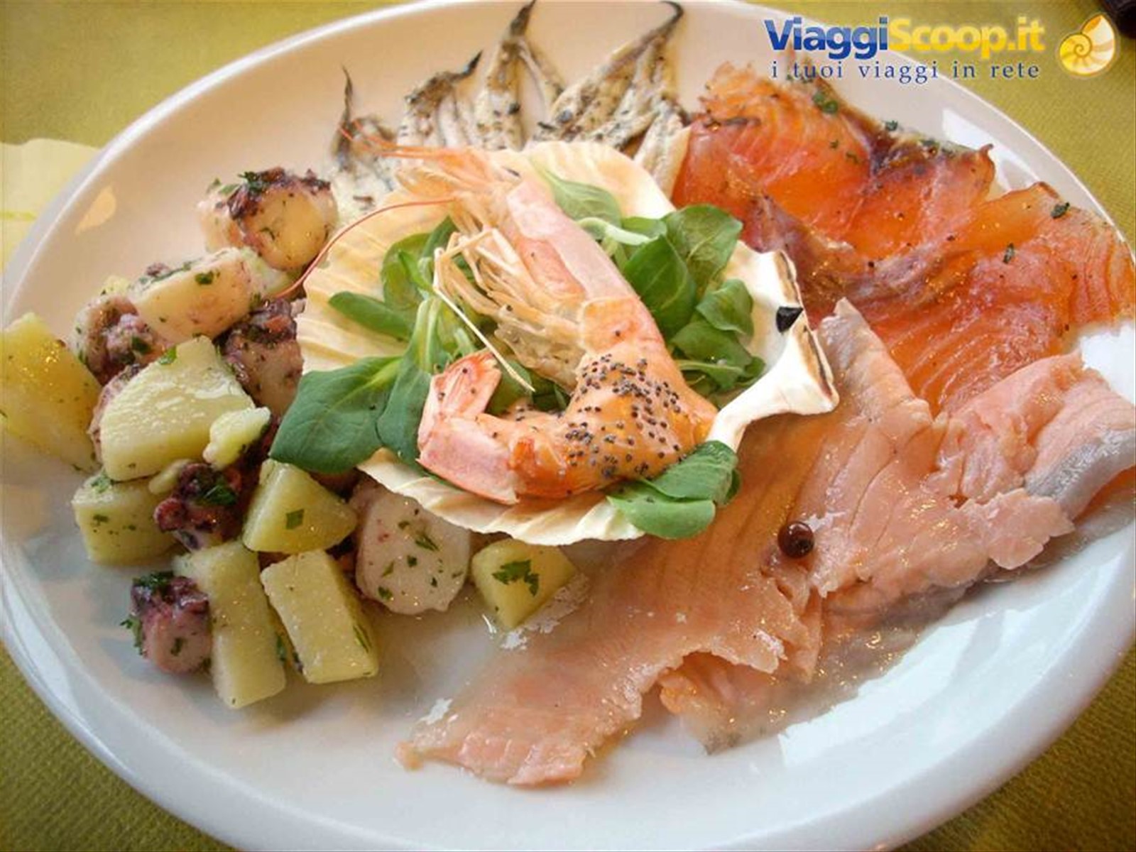 Un ricco antipasto di pesce presso il Ristorante U Cantu