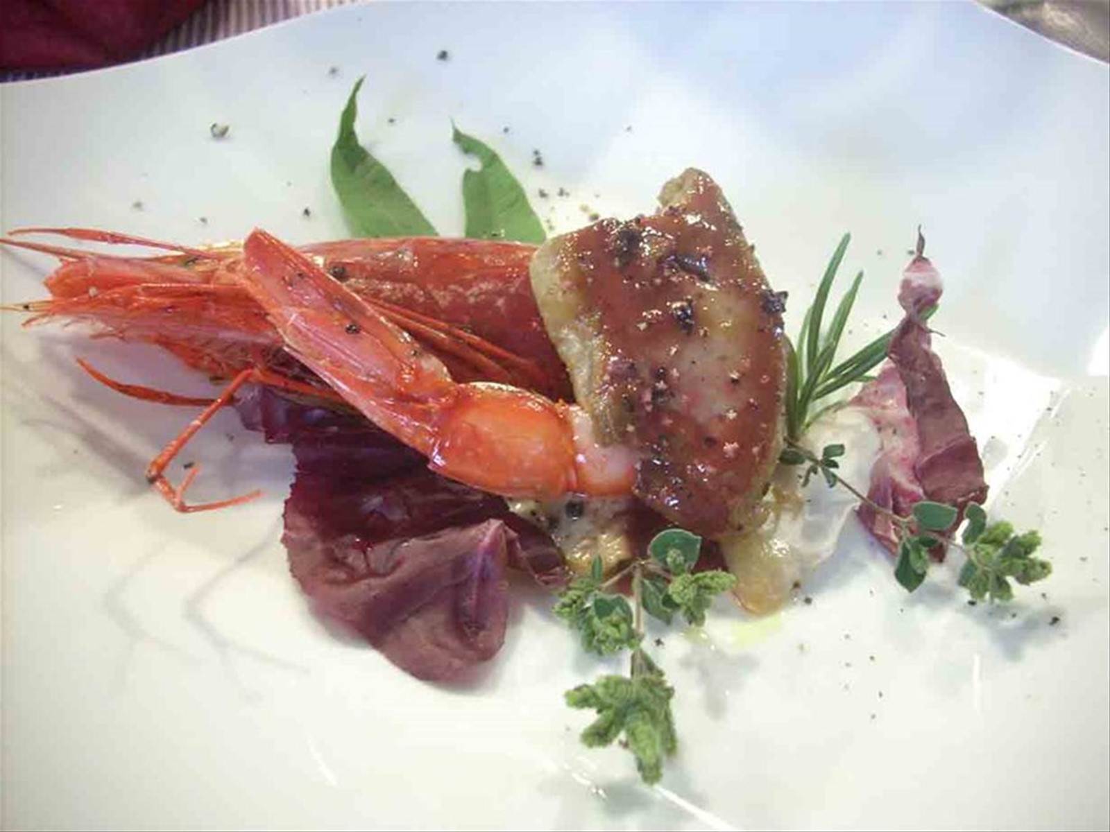 Un prelibato antipasto di pesce dell'Osteria della Corte