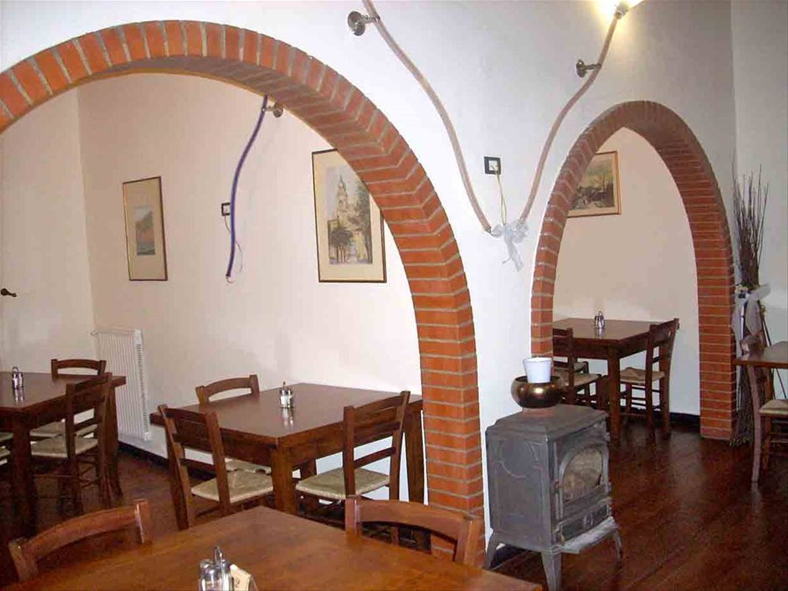 Nella sala del ristorante di Villa degli Incantesimi