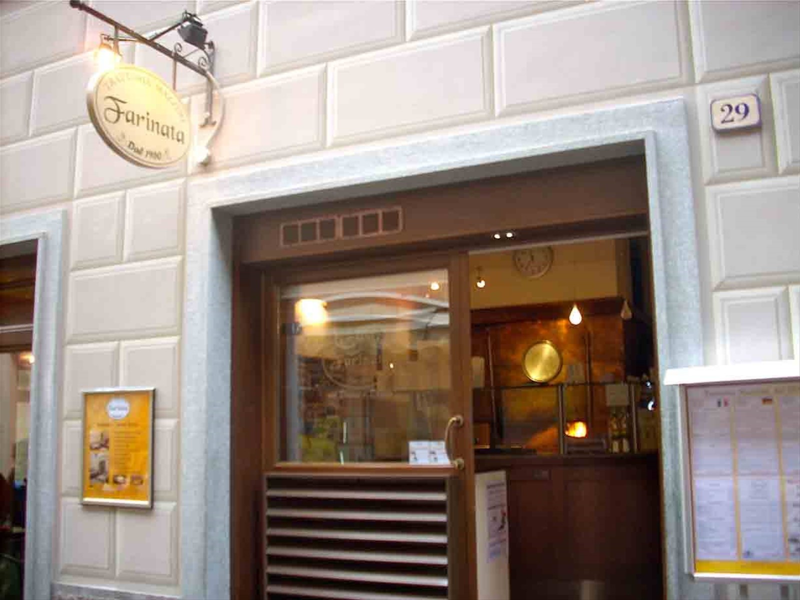 L'entrata della Trattoria Mazzini