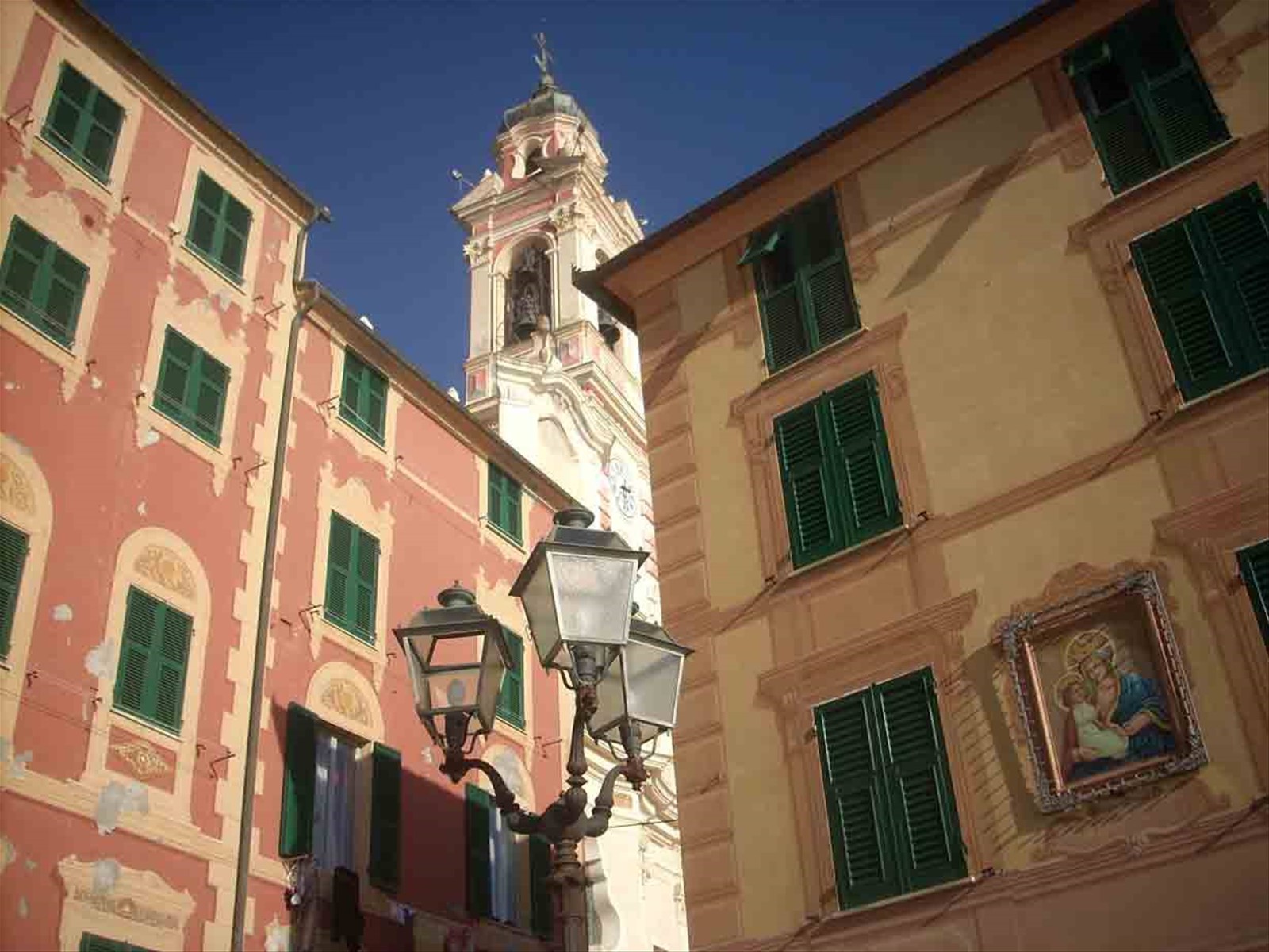 La torre campanaria che svetta tra le case