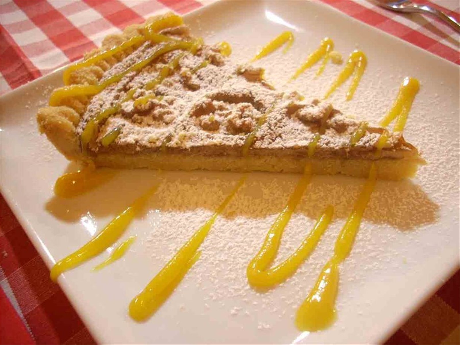 La crostata di marroni con noci intere dell'Usteria della Lella
