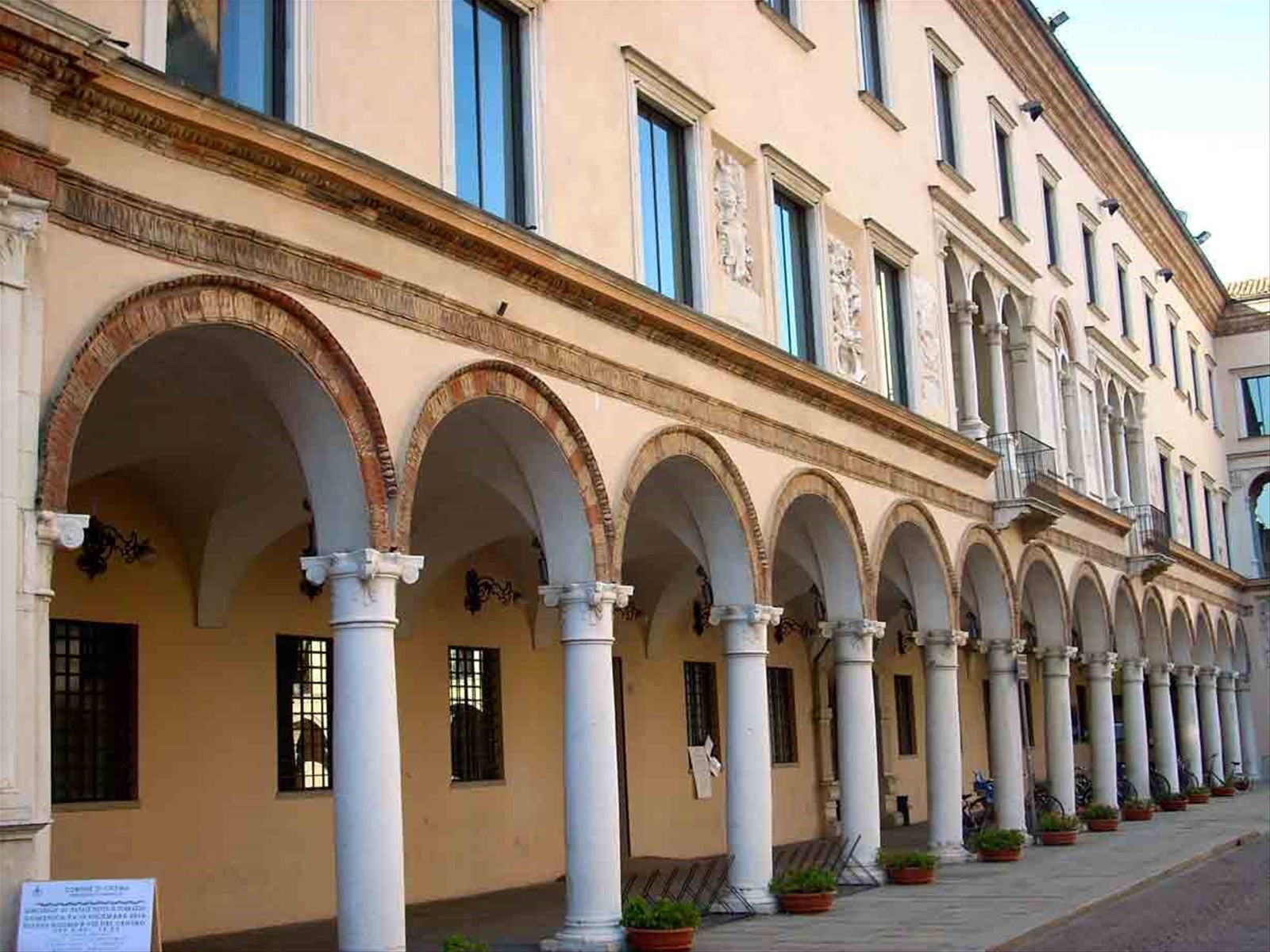 Un elegante porticato in centro