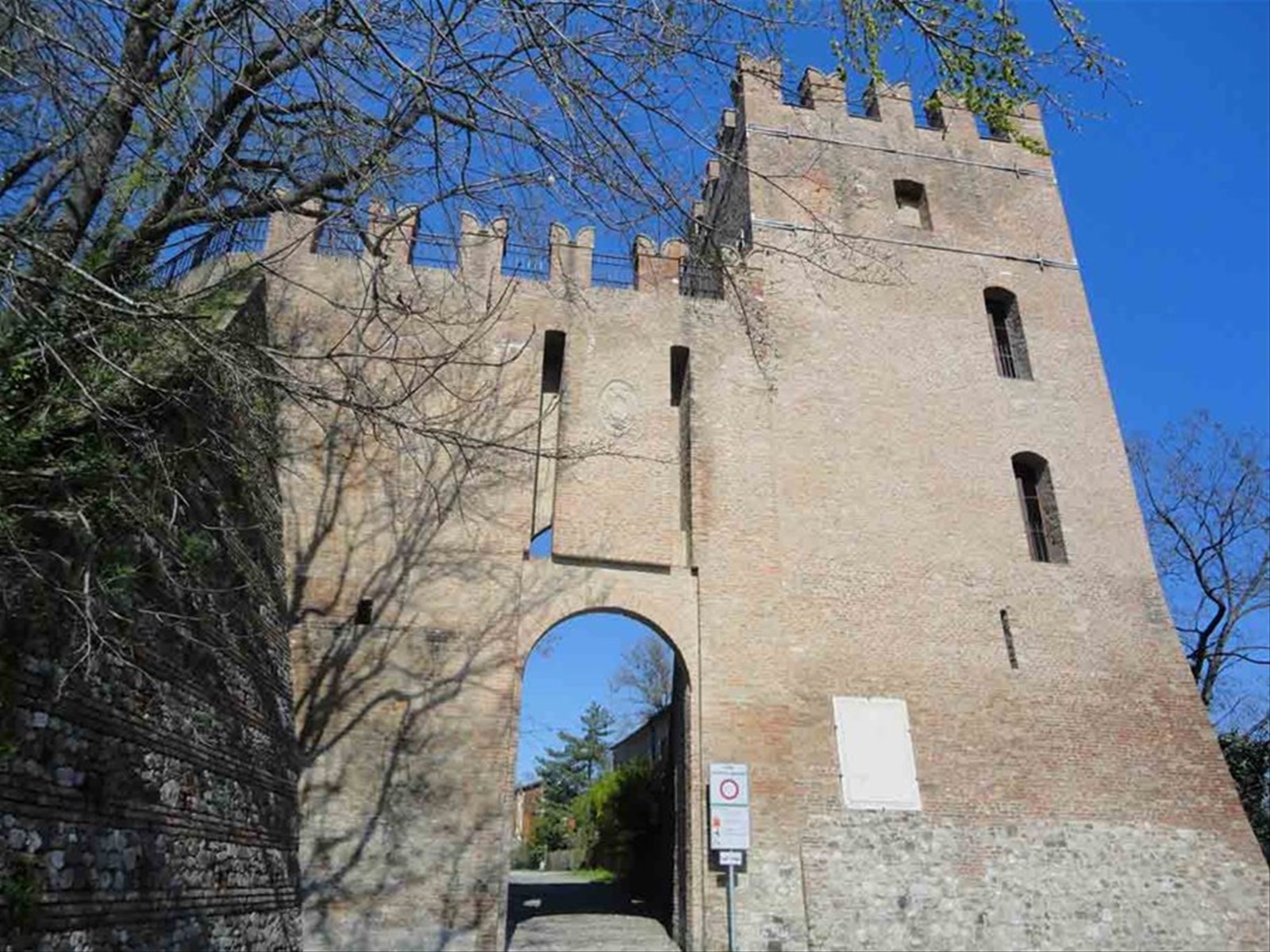 L'antico portale del castello