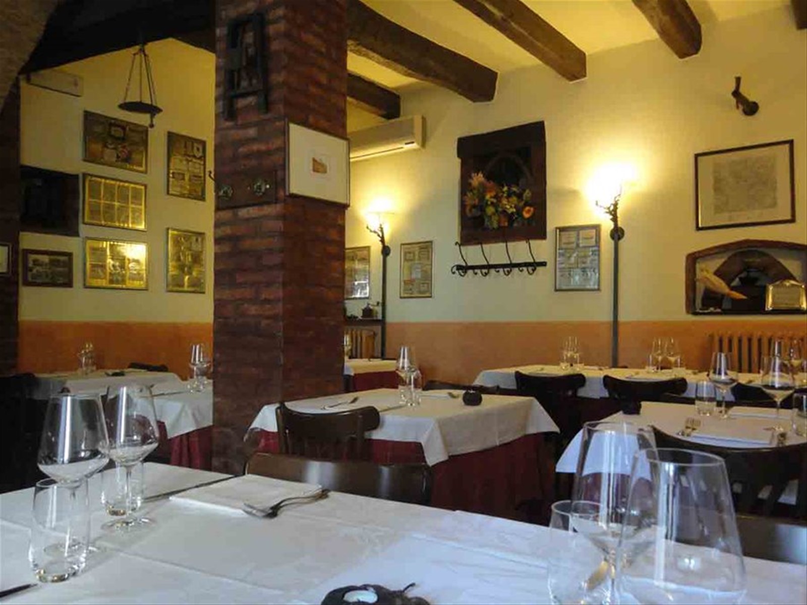 Nella caratteristica sala della Trattoria del Borgo