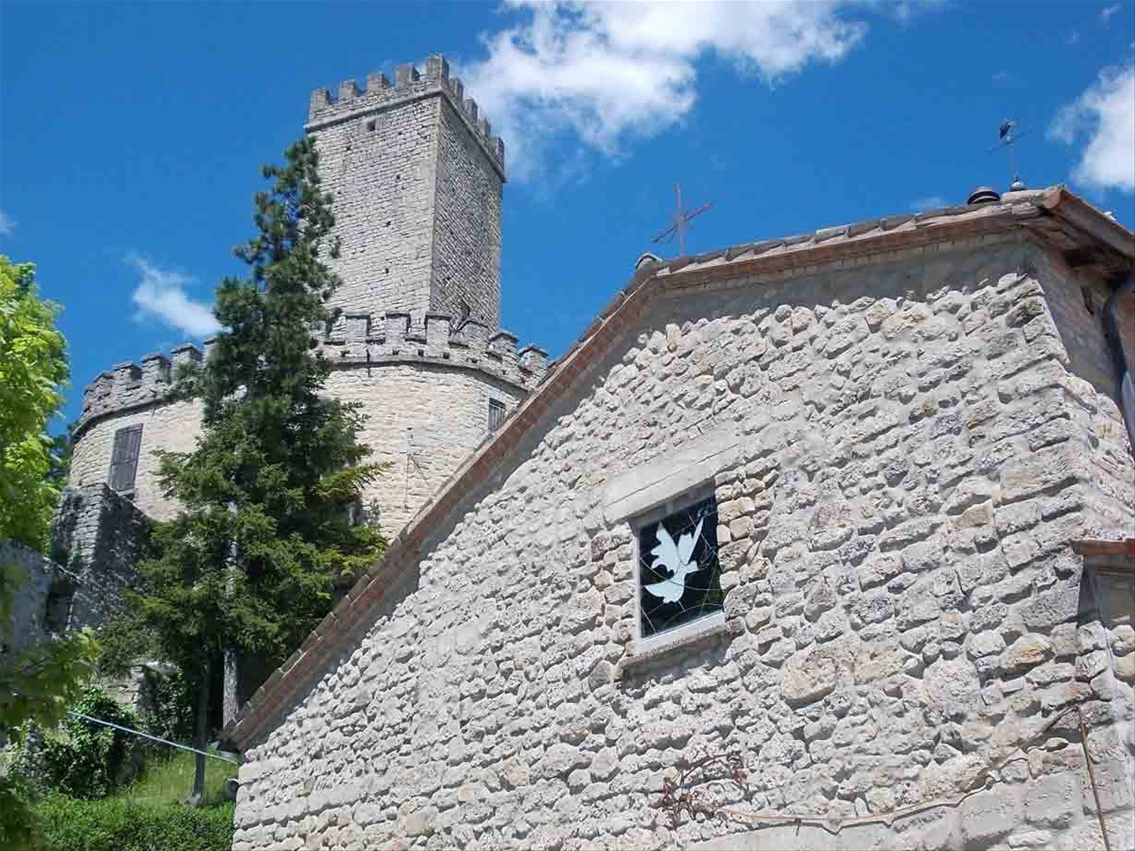 Il castello e la chiesa di Pietragavina
