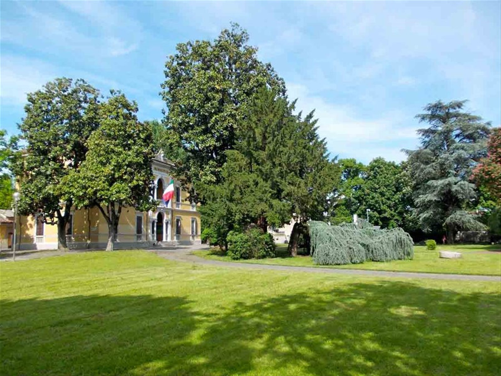 Il parco antistante il Municipio