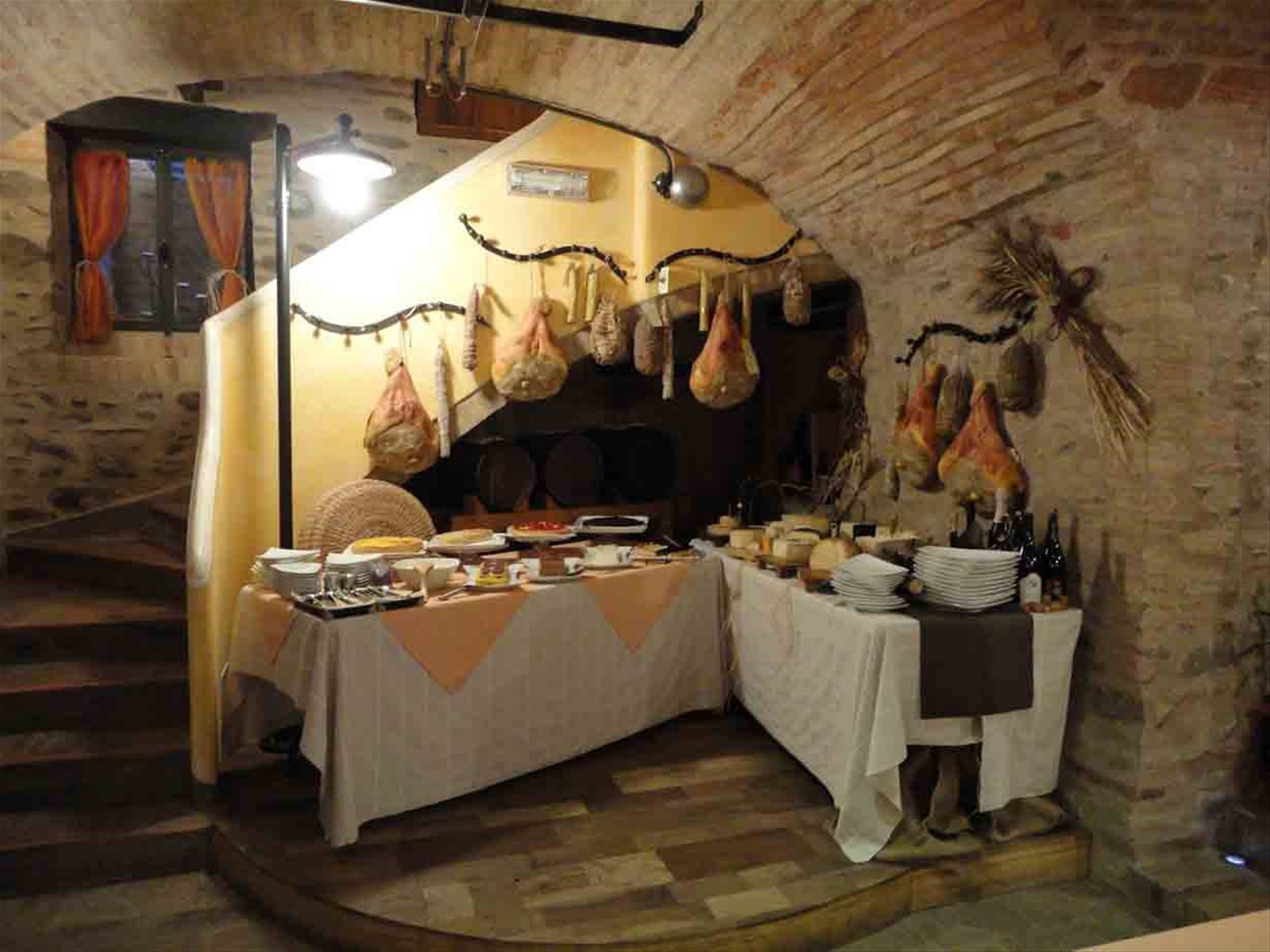 La cacioteca presso la Taverna dei Tre Mori