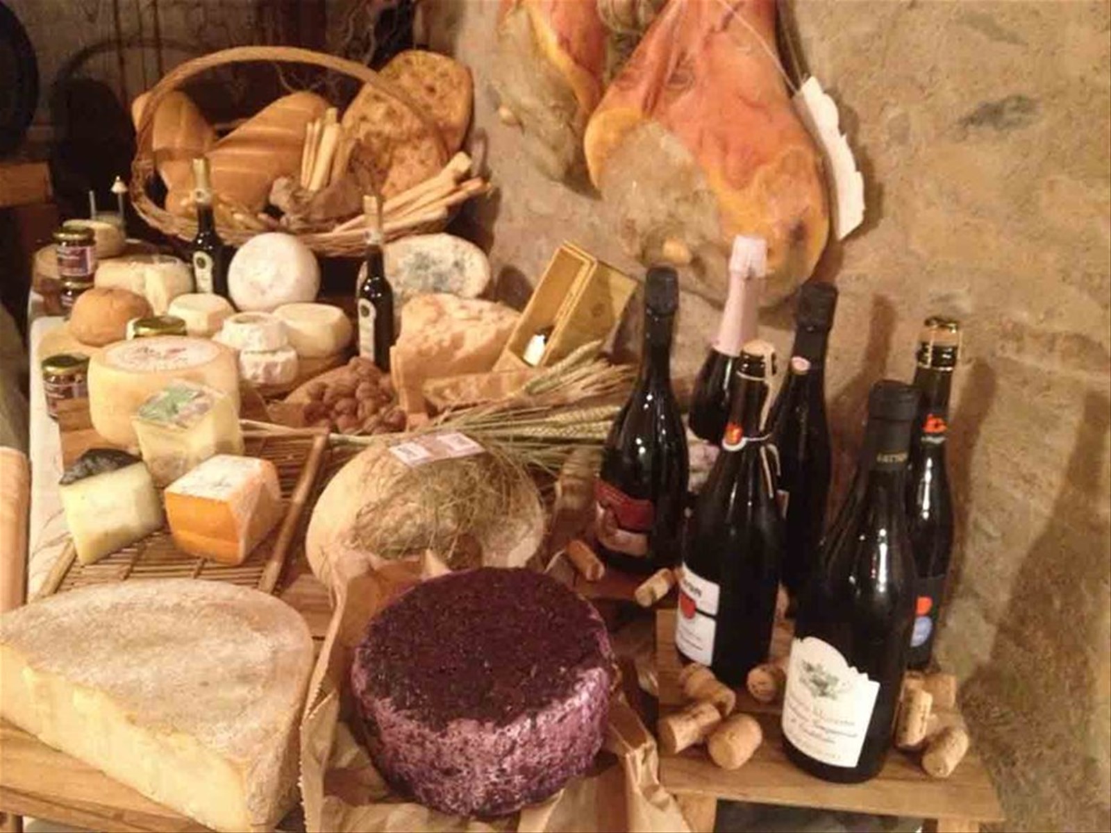 Vastissima selezione di formaggi presso la cacioteca