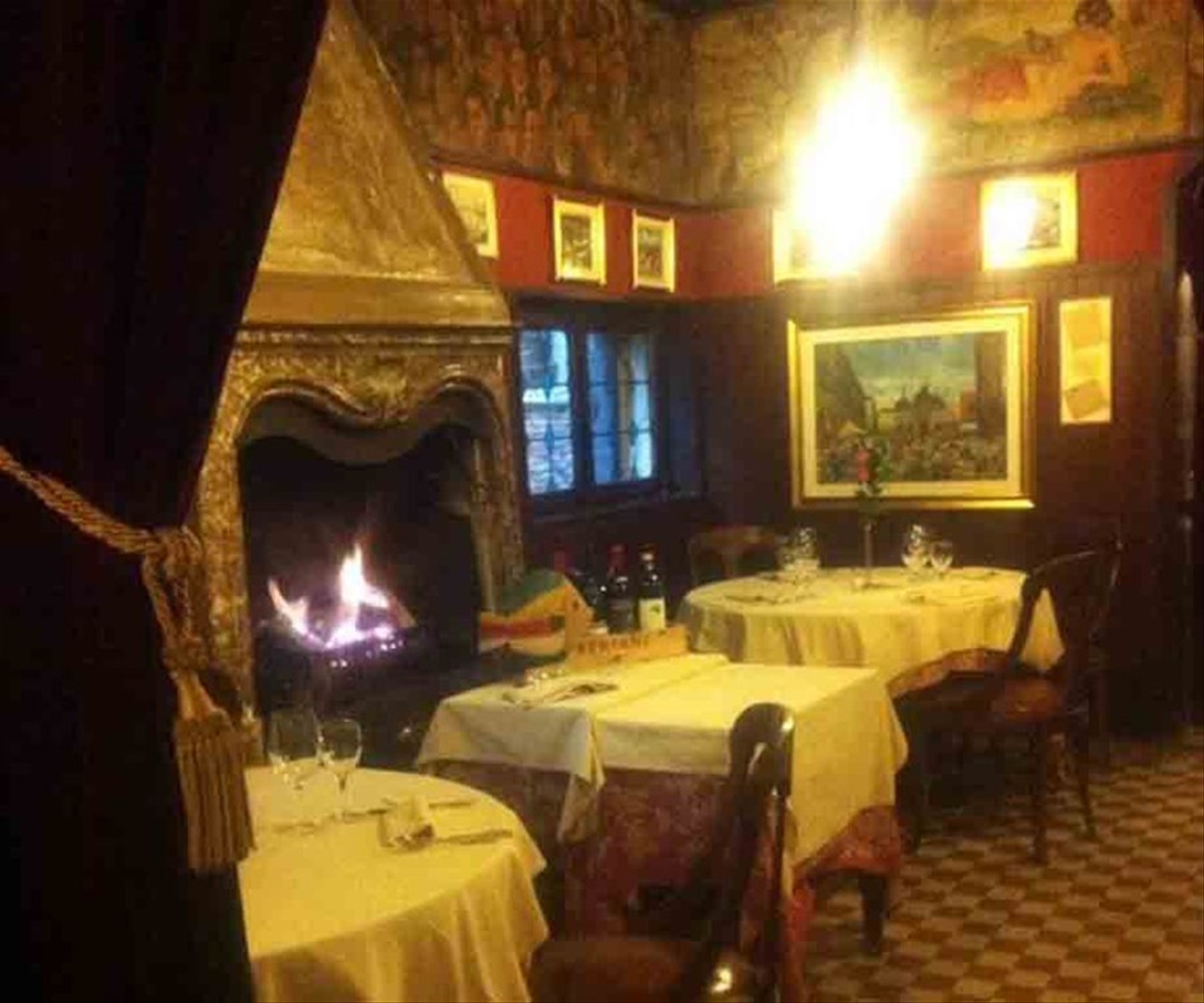 Nelle caratteristiche sale dell'Antica Trattoria Poste Vecie