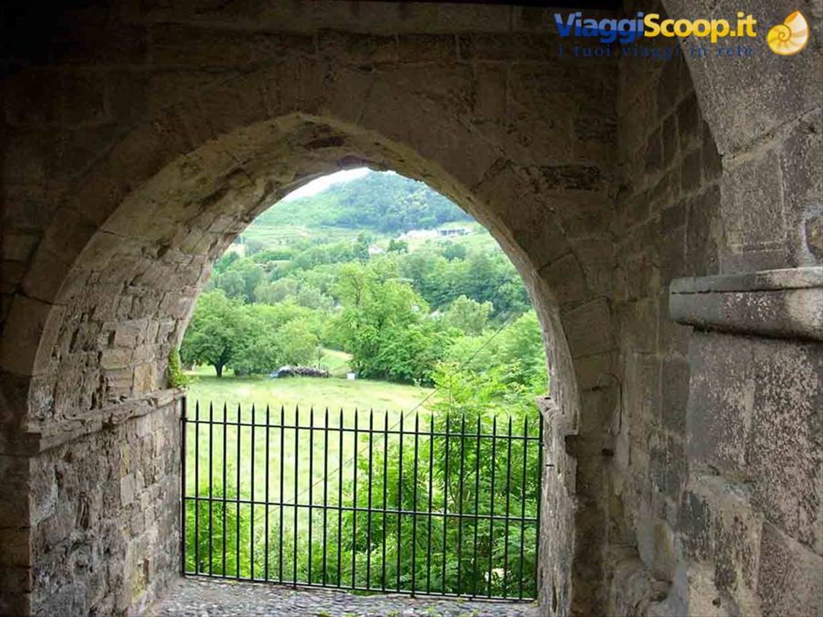 Il verde della campgana attraverso l'arco del Portino