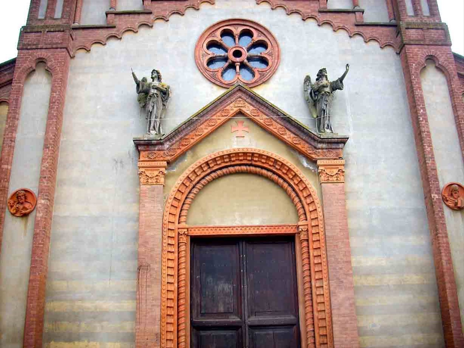 La chiesa parrocchiale, entrata