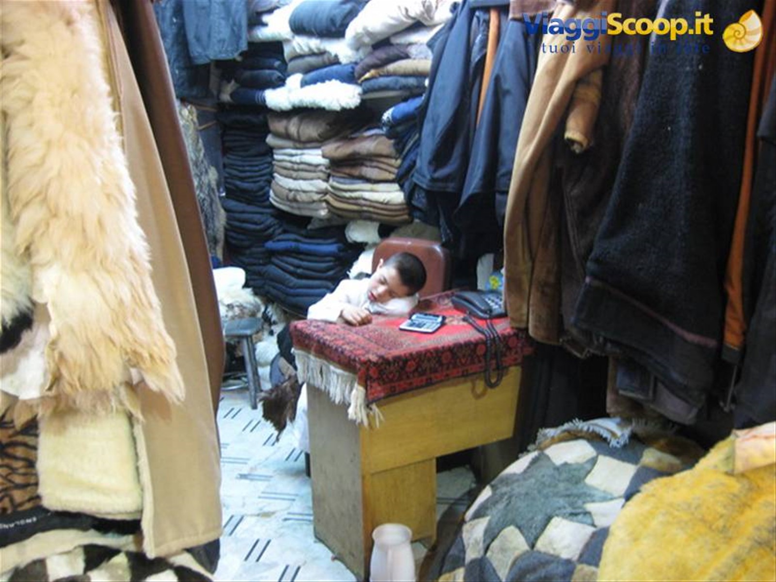 Aleppo: Bimbo che riposa nel Suq