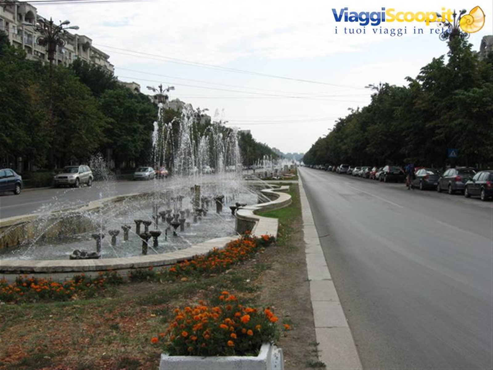 Romania: Bucarest Il lungo viale che porta al Palazzo