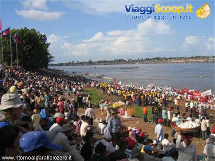 Sulla riva del percorso di gara a Phnom Pehn