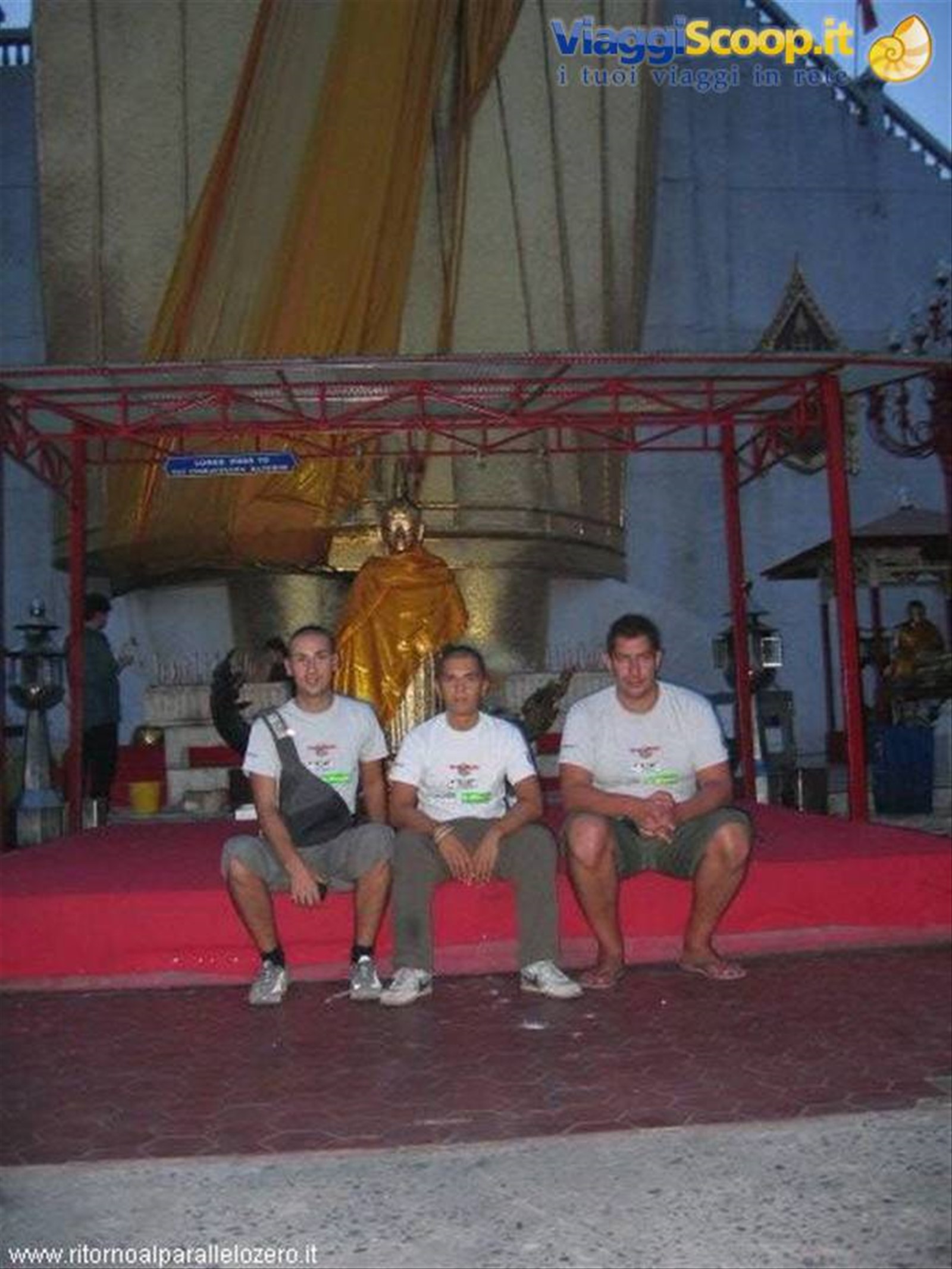 Ai piedi del Buddha