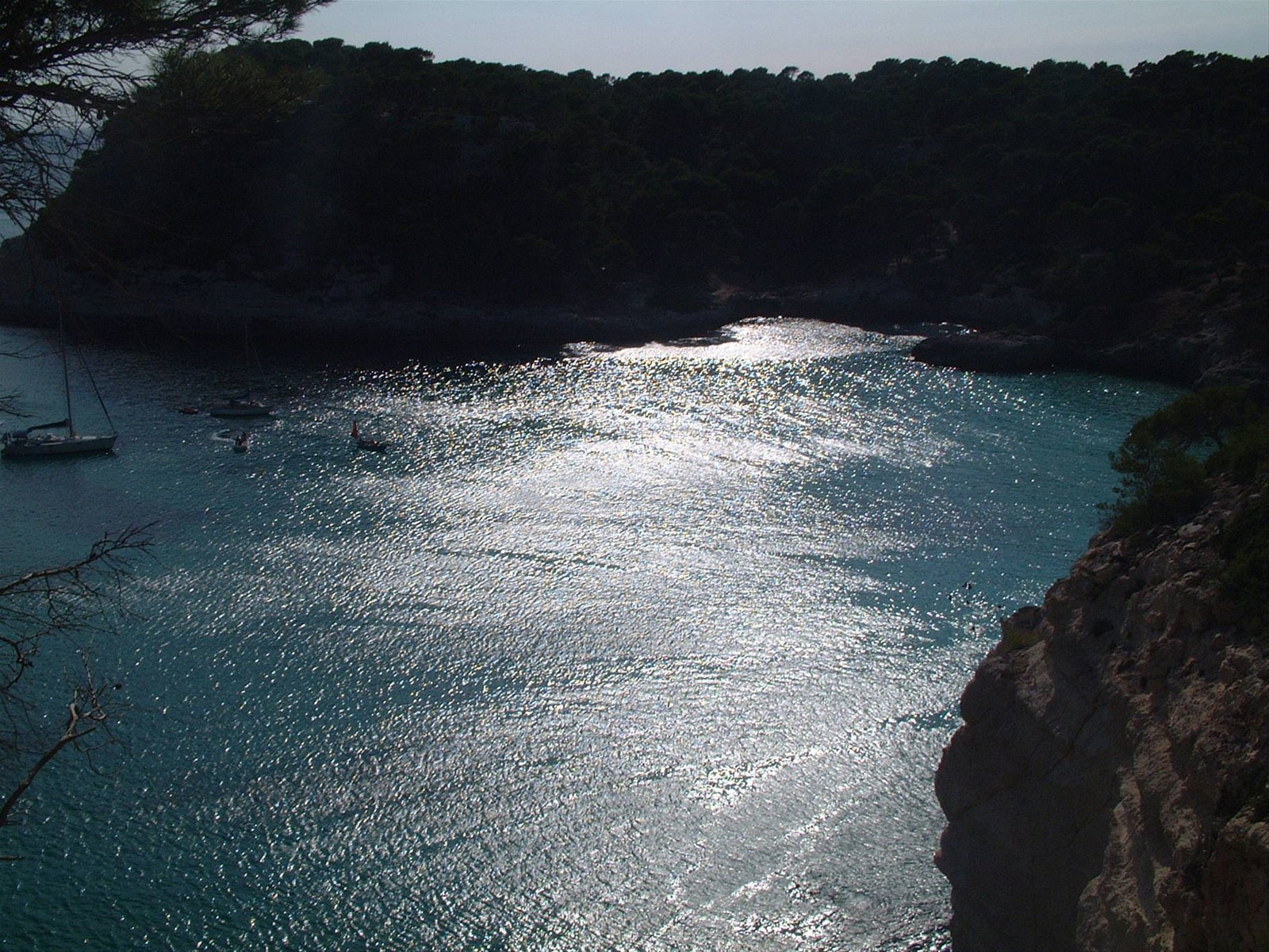 cala mitjana..riflesso del sole sull'acqua quasi al tromonto