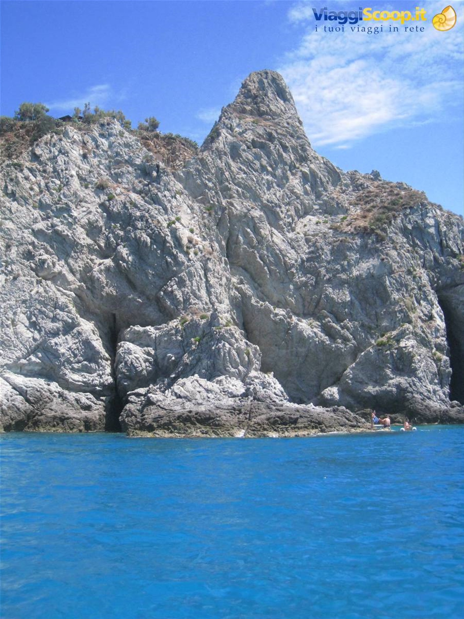 e ora.... sopra un pedalò.... per ammirare il blu del mare da vicino..
