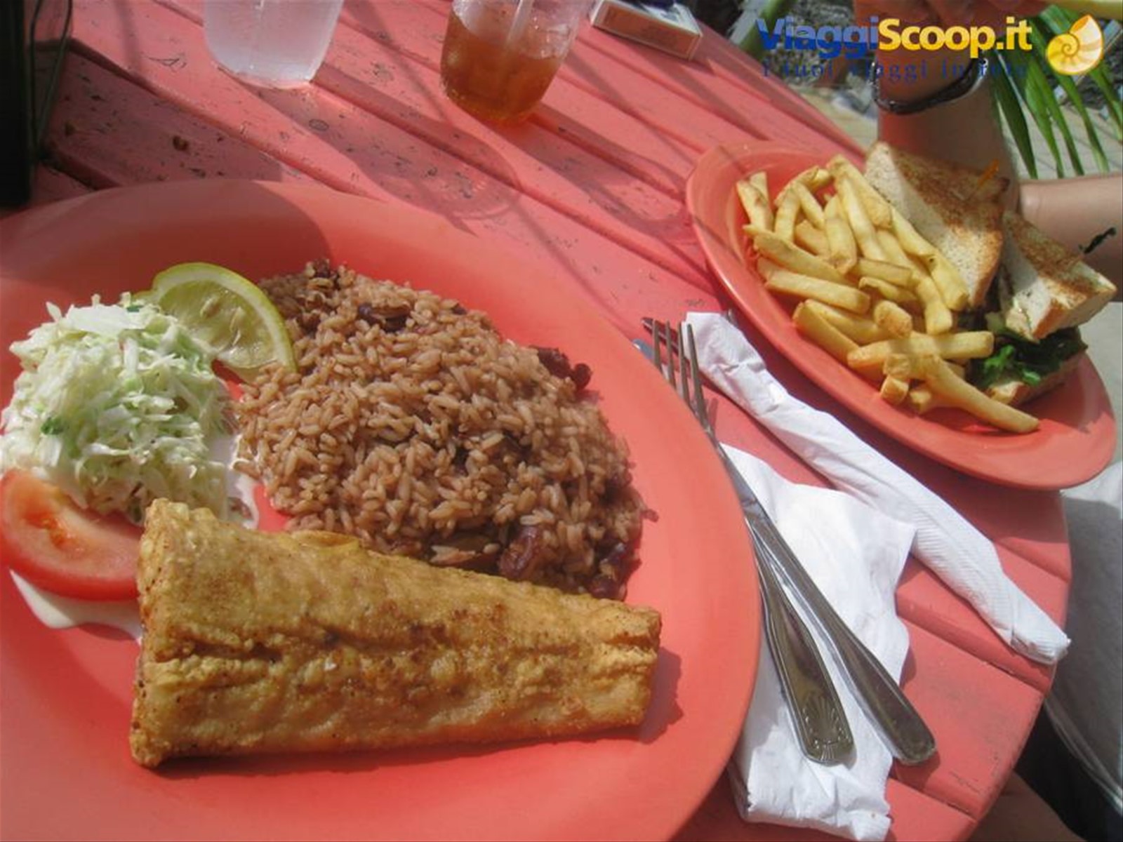 Pranzo al Macabuca Oceanside Tiki Bar & Grill .. un piatto di Mahi Mahi