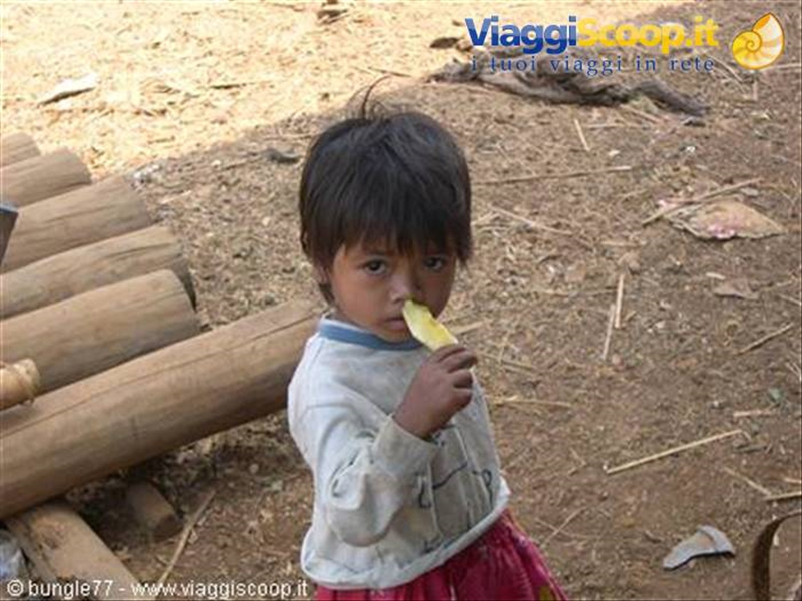 12 - Sulla strada per Voen Sai - Bambina khmer