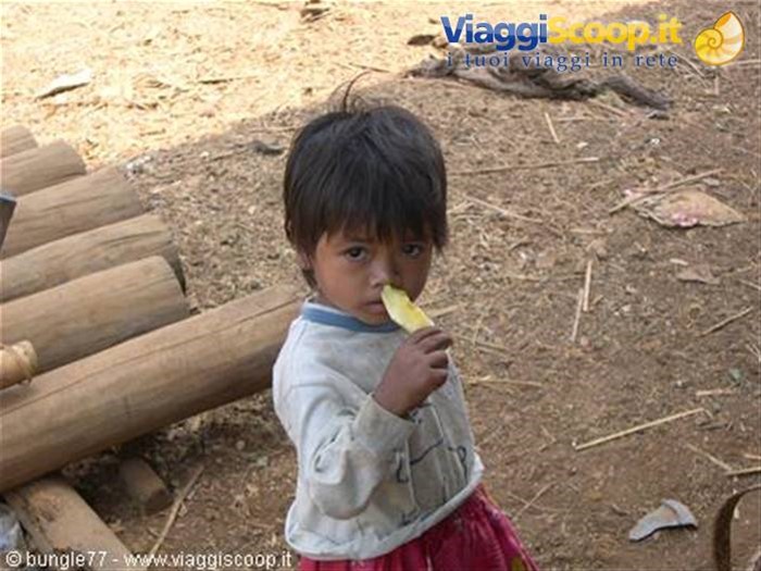 12 - Sulla strada per Voen Sai - Bambina khmer