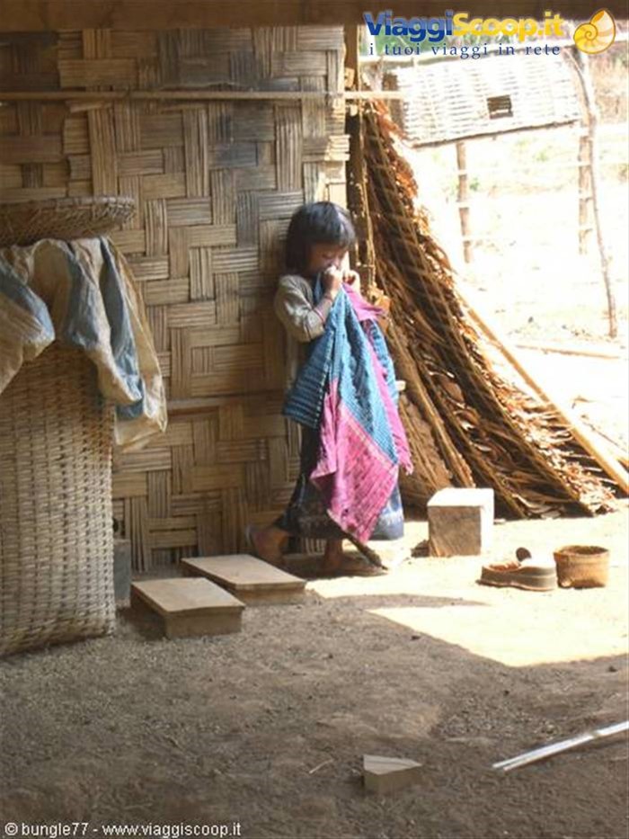 12 - Sulla strada per Voen Sai - Bambina khmer spaventata